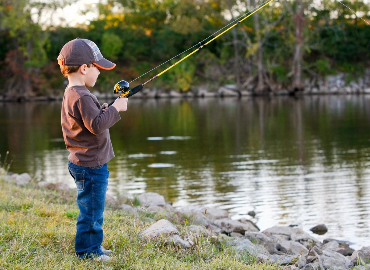 Teach a kid how to cast a spinning rod and reel (learn to cast a fishing rod)  