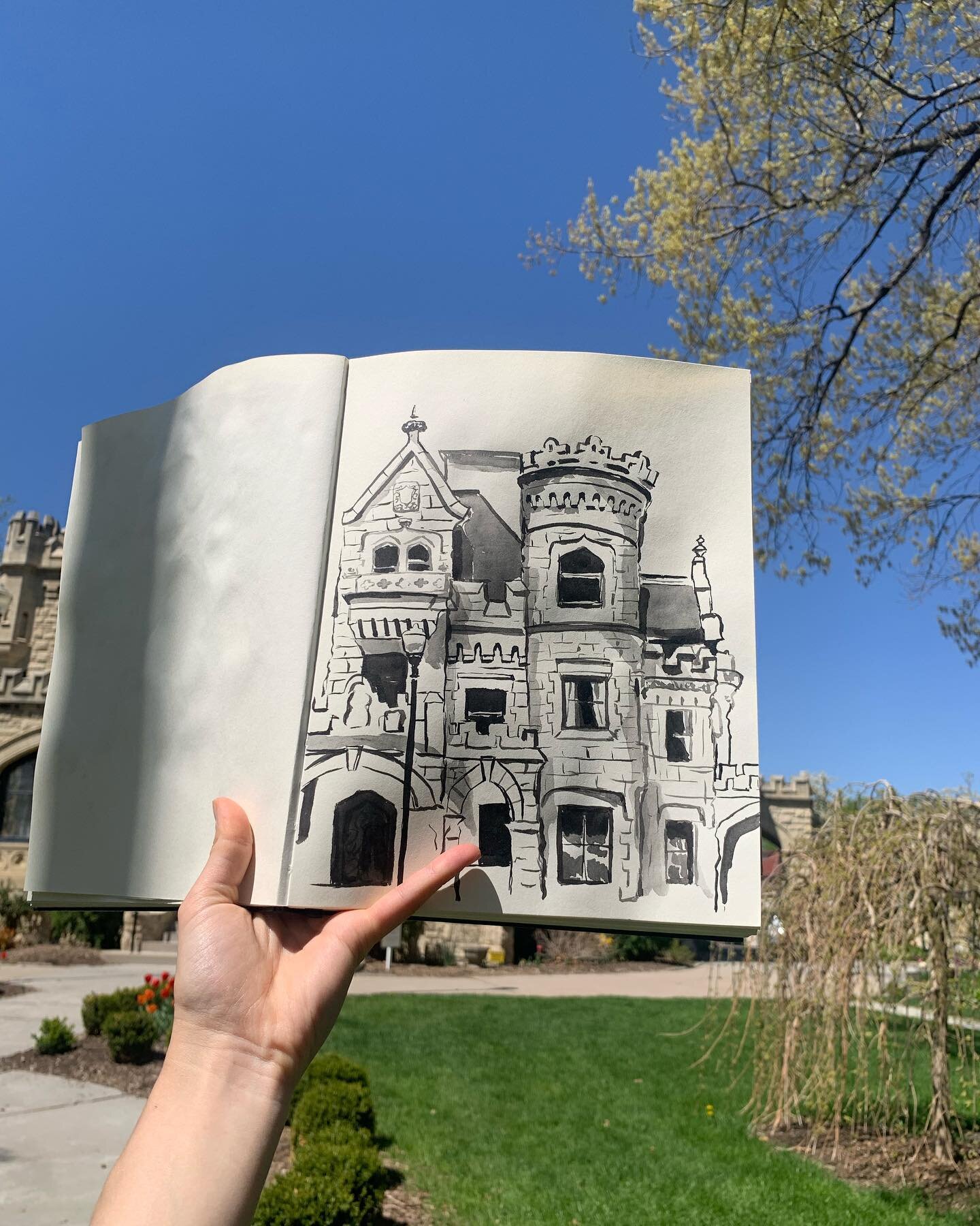 An afternoon of painting at the castle 💕🏰🌷

#makeitmay23 #joslyncastle #castlepainting #sumiink #inkpainting #sketchbookpainting #buildingpainting