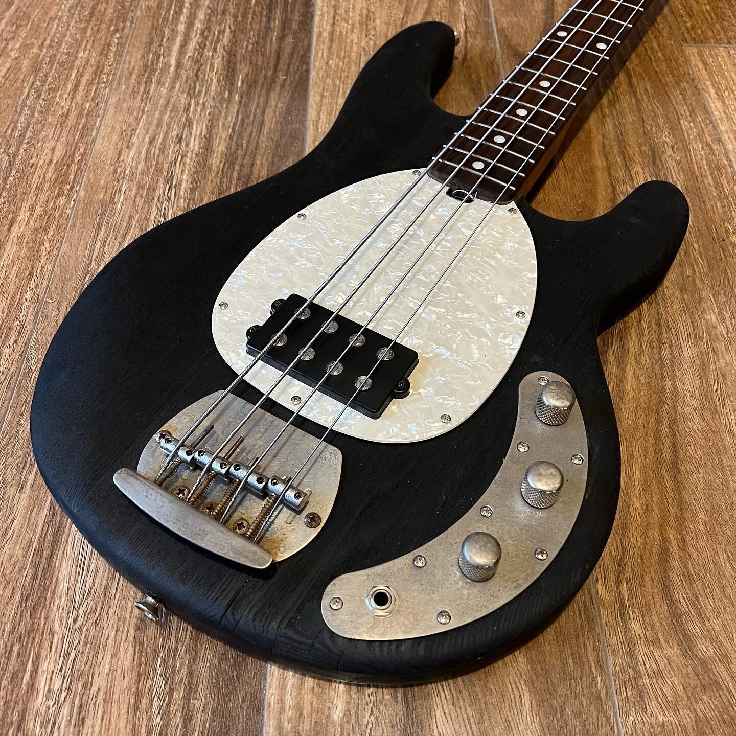 A little while ago the flood hit this bass in her own home, despite being almost 5 metres above the ground level. The owner had just bought the house&hellip; the guitar were brought by a friend to see what could be salvaged. Today she came to pick it