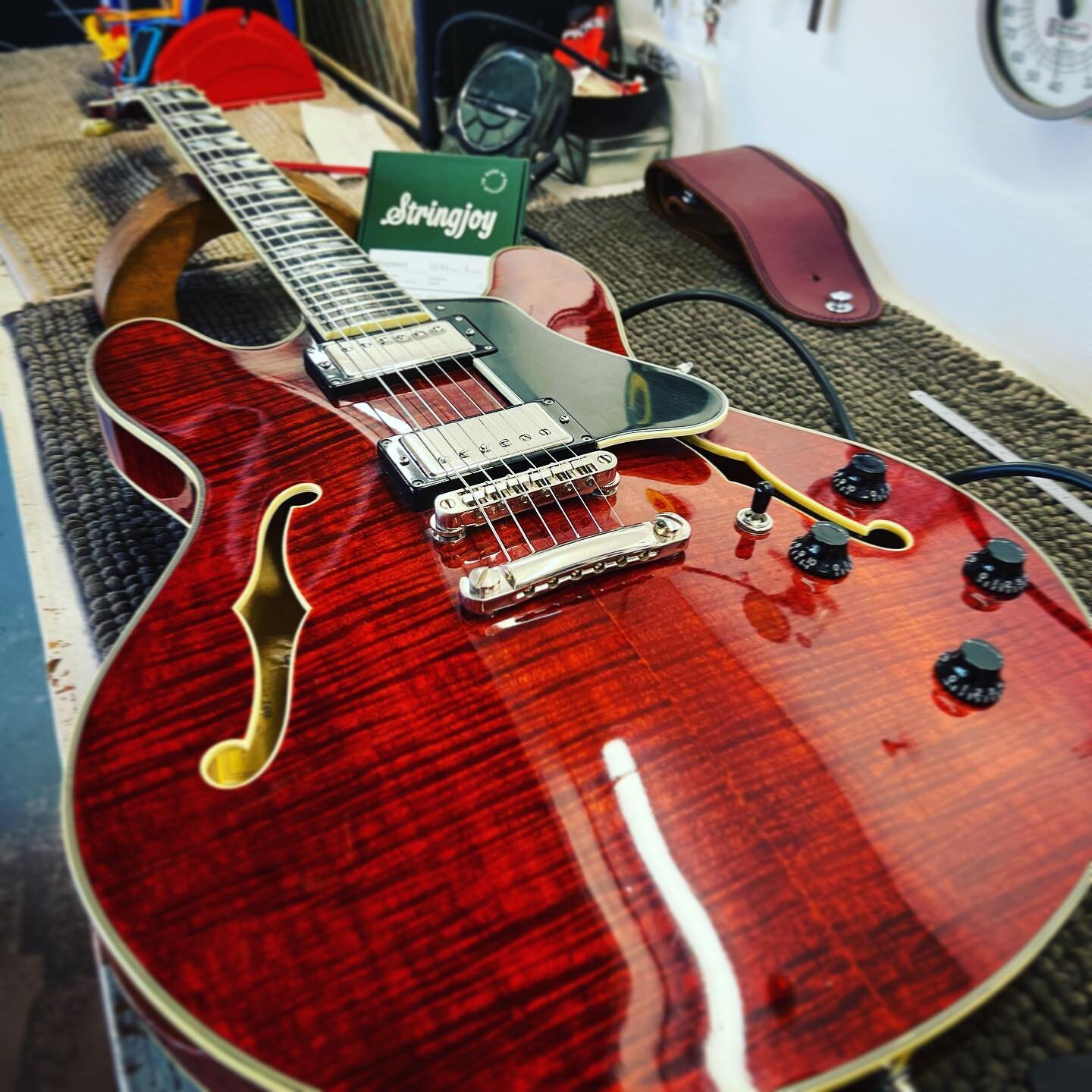 A little fretwork and fresh set of @stringjoy strings #broadways on this @eastmanguitars 335. I must admit that the quality of those guitars are rather amazing at the price point&hellip; And the #stringjoystrings - it&rsquo;s been sometime since we h