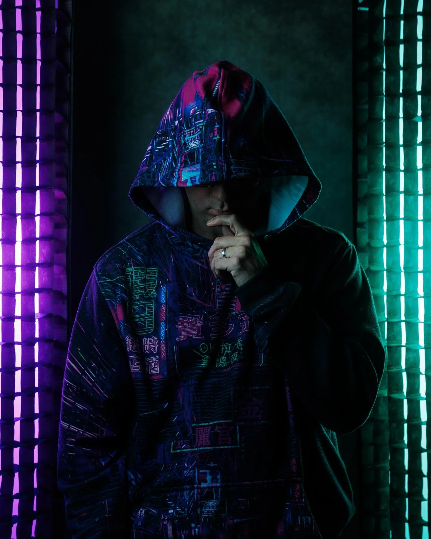 INTROSPEKTION

Jag &auml;r ofta mitt i tanken.
Mitt i id&eacute;erna, visionerna och det som &auml;nnu inte har tagit form.
Innan n&auml;sta fotografering, innan ljuset s&auml;tts, innan bilden finns &ndash; finns reflektionen.

Det h&auml;r &auml;r 