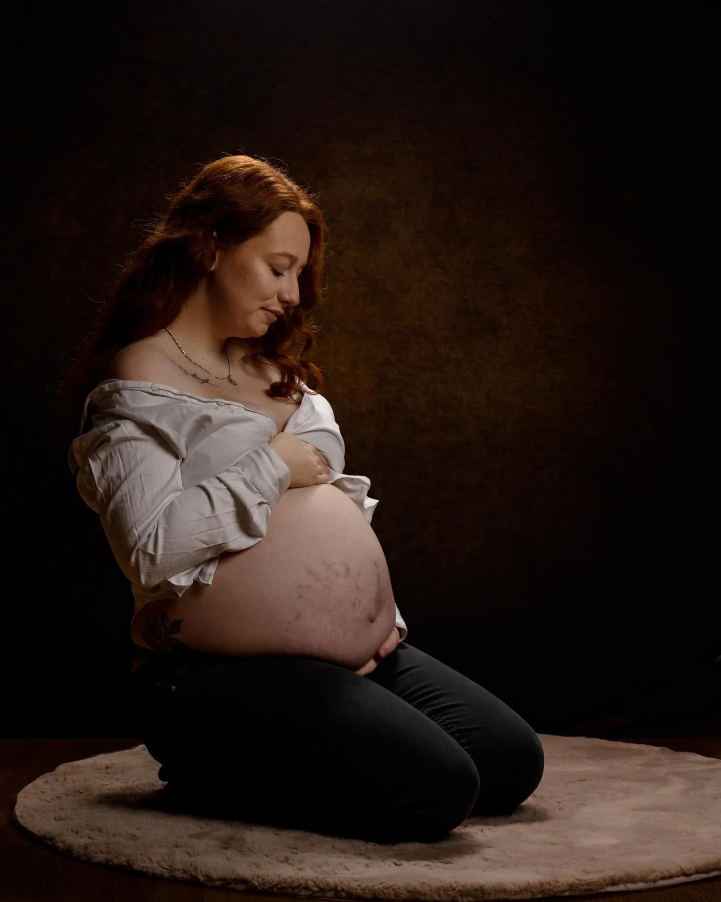 Fr&aring;n f&ouml;rsta fotografering f&ouml;r &aring;ret gick vi in i studion och v&auml;rmen f&ouml;r en varm och vacker fotografering.

3 anledningar till varf&ouml;r gravidfotografering &auml;r en investering i minnen ✨

🤍 En tid som aldrig komme