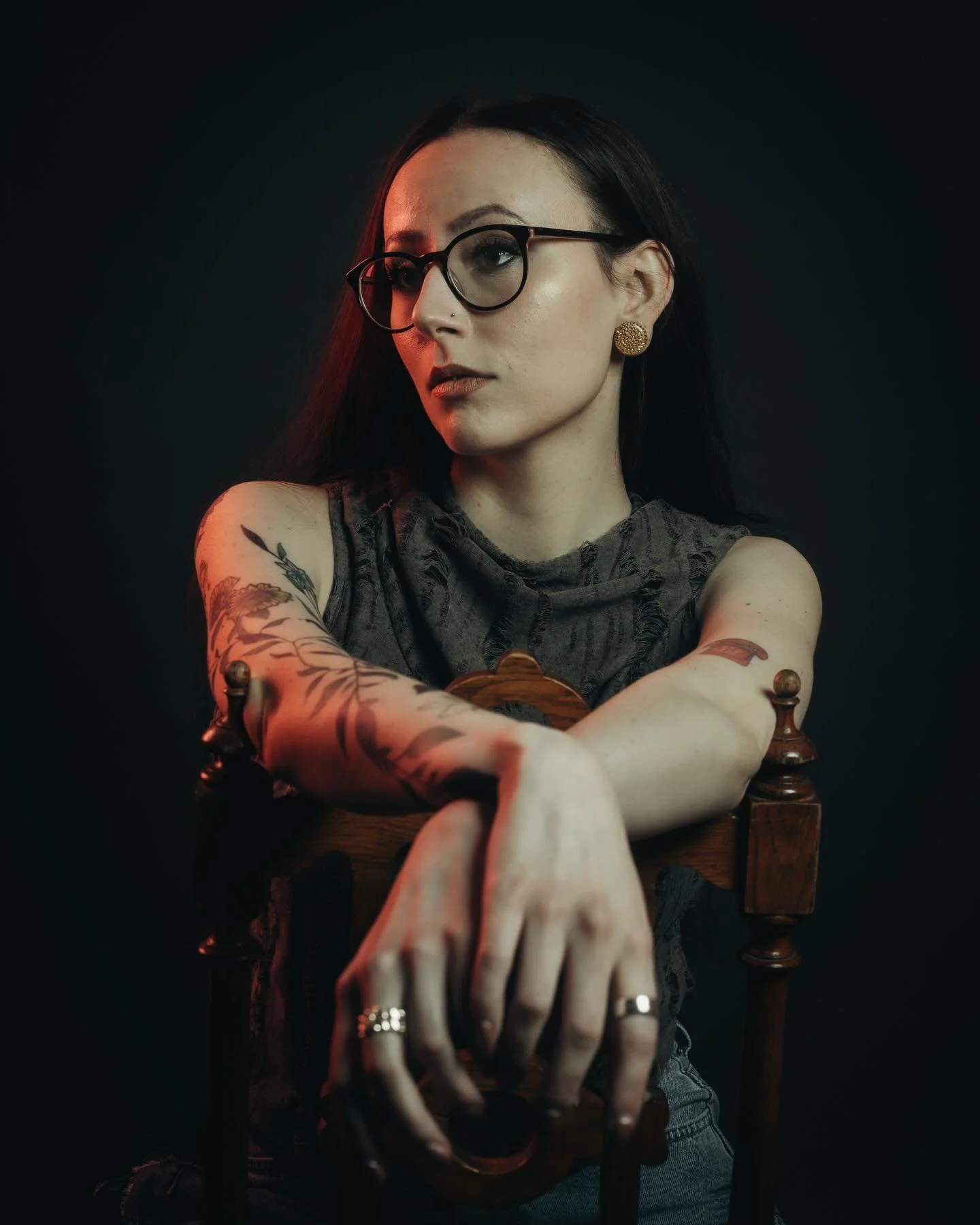 FILMISK

Det fascinerar mig hur lite som egentligen beh&ouml;vs.

En m&ouml;rk bakgrund.
Tv&aring; sm&aring; speedlights.
N&aring;gra f&auml;rggele.
Och en person som litar p&aring; min vision

Jag &auml;lskar att bygga bilder d&auml;r k&auml;nslan f