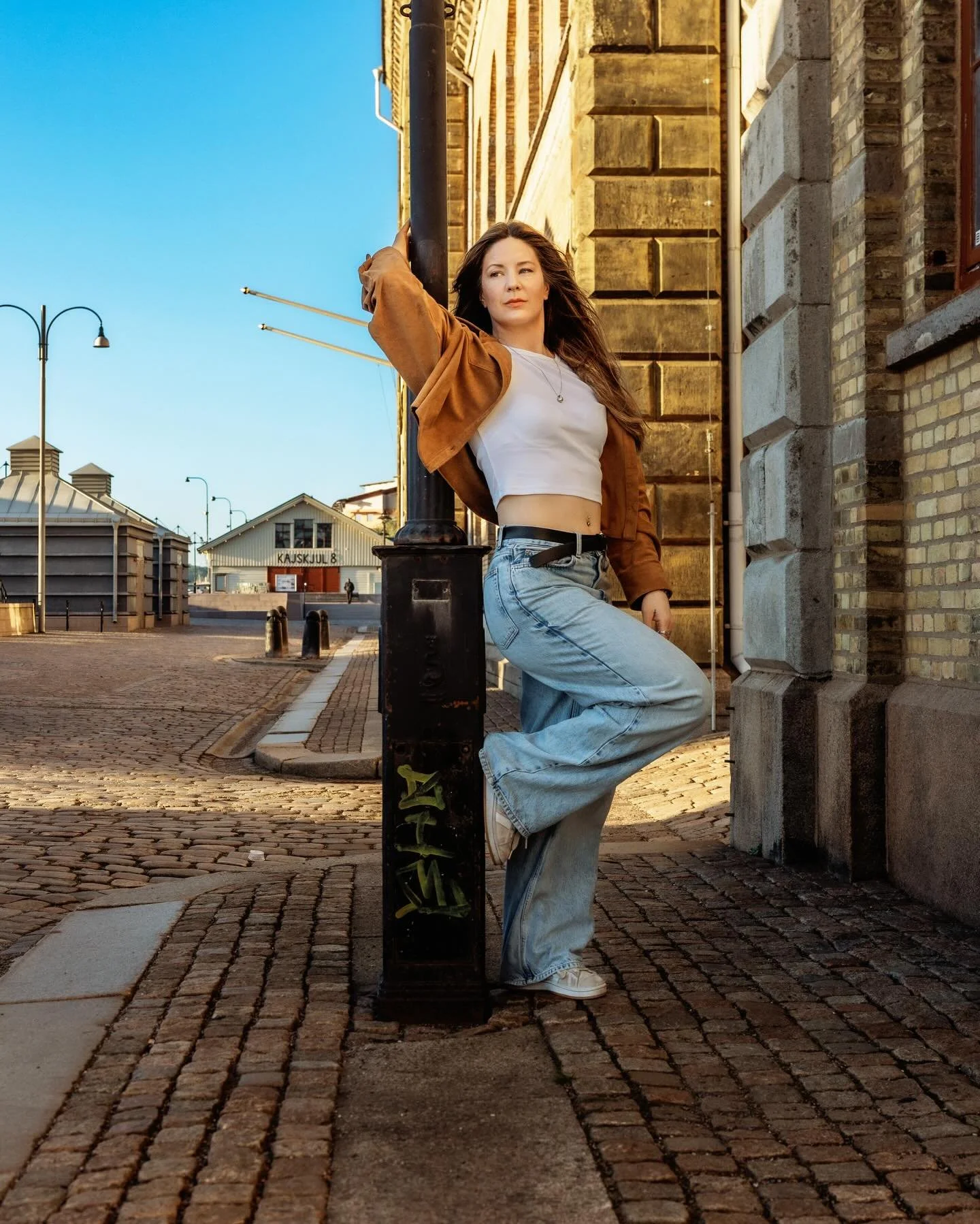 Arkitektur, himmel och Rebecka.

Vi tog vara p&aring; stunden i kv&auml;llssolen och l&auml;t G&ouml;teborg bli en del av bilderna.

Naturligt ljus, spontana id&eacute;er och en fotografering som gjorde hela resan ner till G&ouml;teborg v&auml;rd att