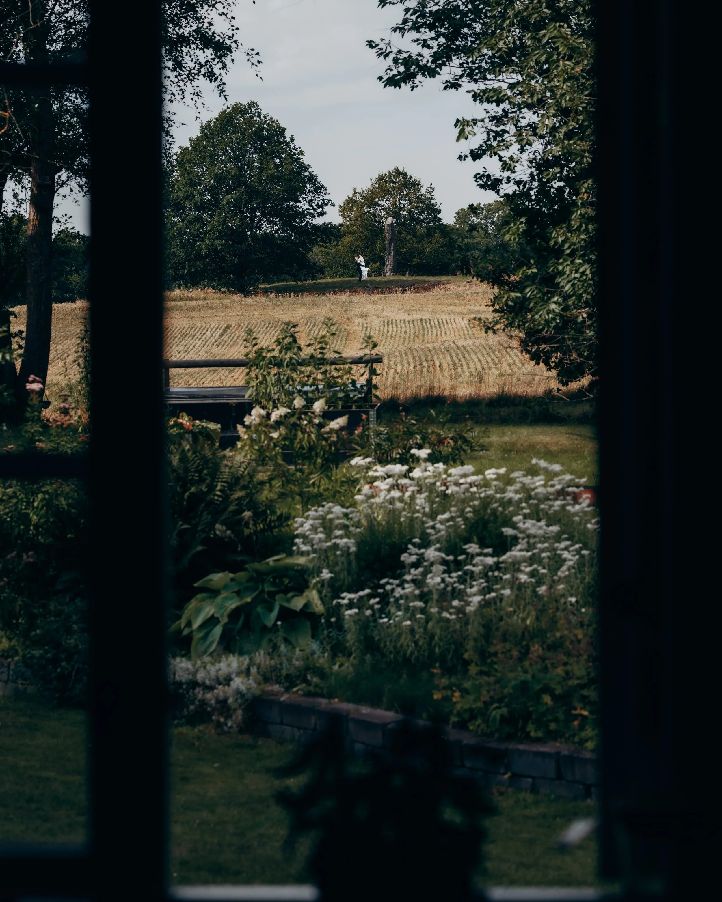 Ett &ouml;gonblick p&aring; avst&aring;nd

Brudparet &ouml;nskade sig n&aring;got personligt, bilder som inte bara ber&auml;ttade om deras br&ouml;llopsdag, utan ocks&aring; om en plats de k&auml;nner igen och kan relatera till. Och ibland &auml;r de