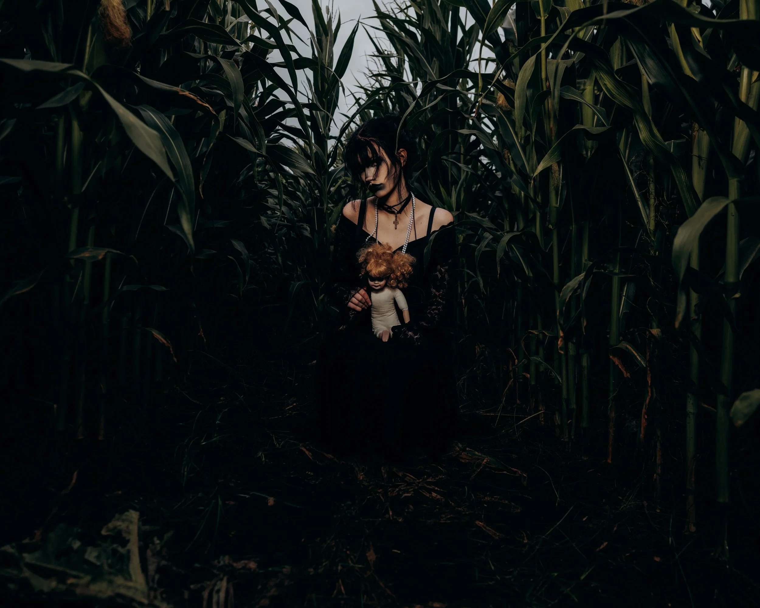 The One She Kept – kreativ porträttserie fotograferad i majsfält