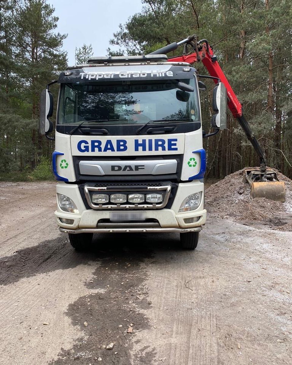 If you go down into the woods today&hellip;.Farnham Grab is there working hard on muckaways! 💪🏻 #muckaway #grabhire #toolhire #construction #aggregates #workinghard #surrey #hampshire #soil #concrete #smallbusinessuk