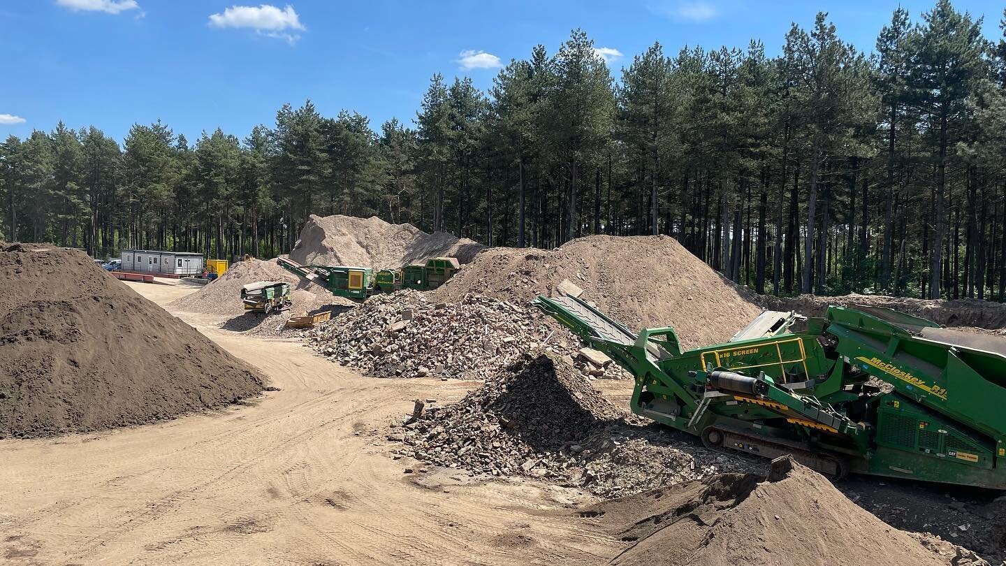 Summer is here!☀️ The yard teams working hard making our recycled aggregates 💪🏻#aggregates #mcloskeyscreener #crushing #topsoil #screening #summer #yardwork #construction #aggregatesupply #landscapers #surreybuilders #surrey #hampshirebusiness