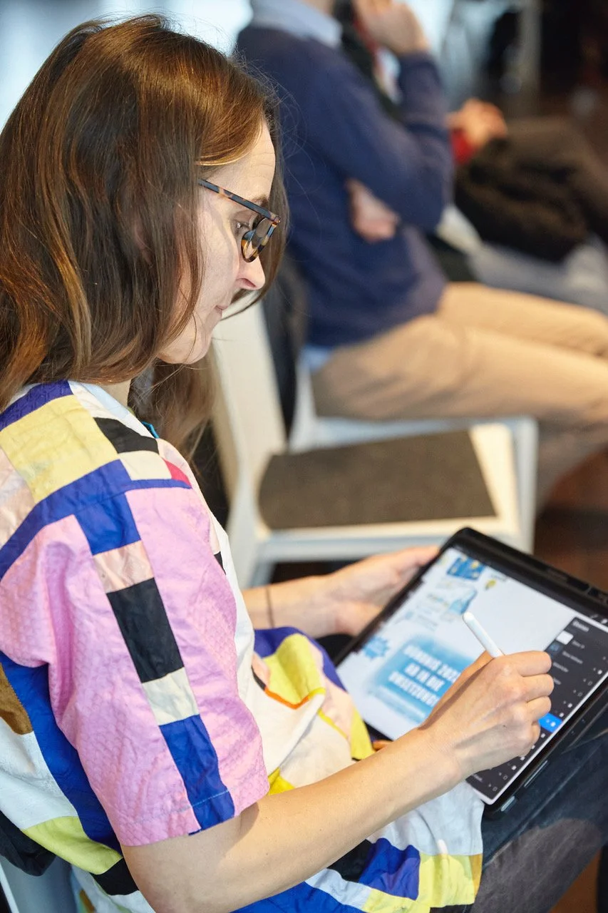Graphic Recorderin_Jessica Frische bei der Arbeit am Tablet