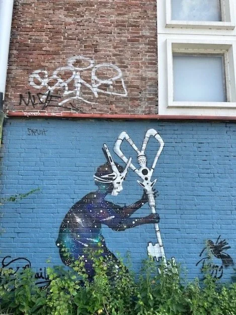 NDSM graffiti - man with mask and key.jpg