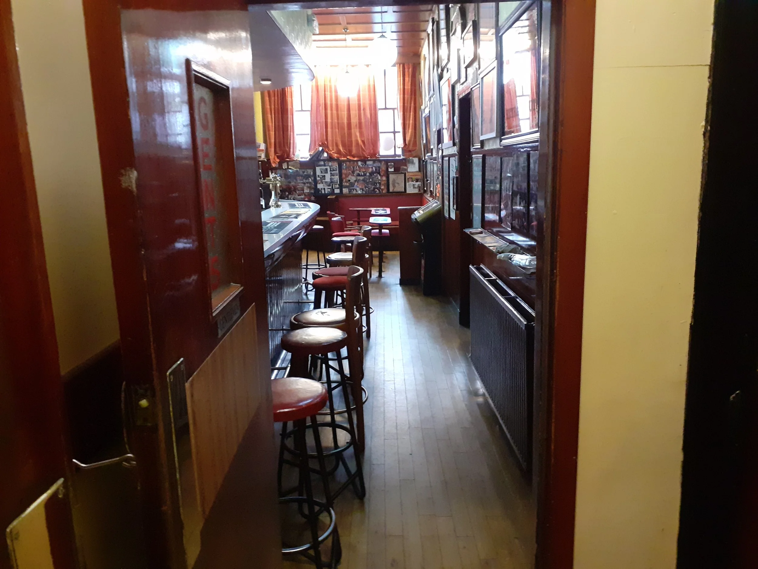 The Lauriston, Glasgow - back of lounge to far side of bar