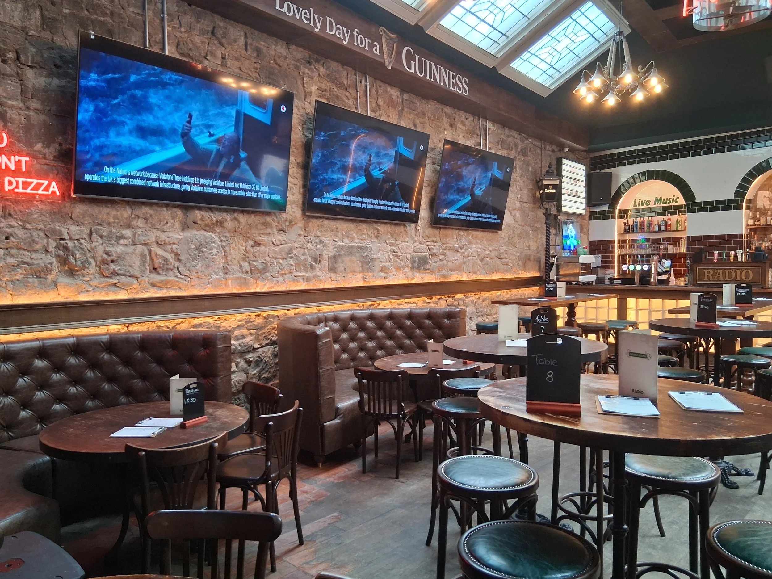 Radio, Glasgow, main back bar
