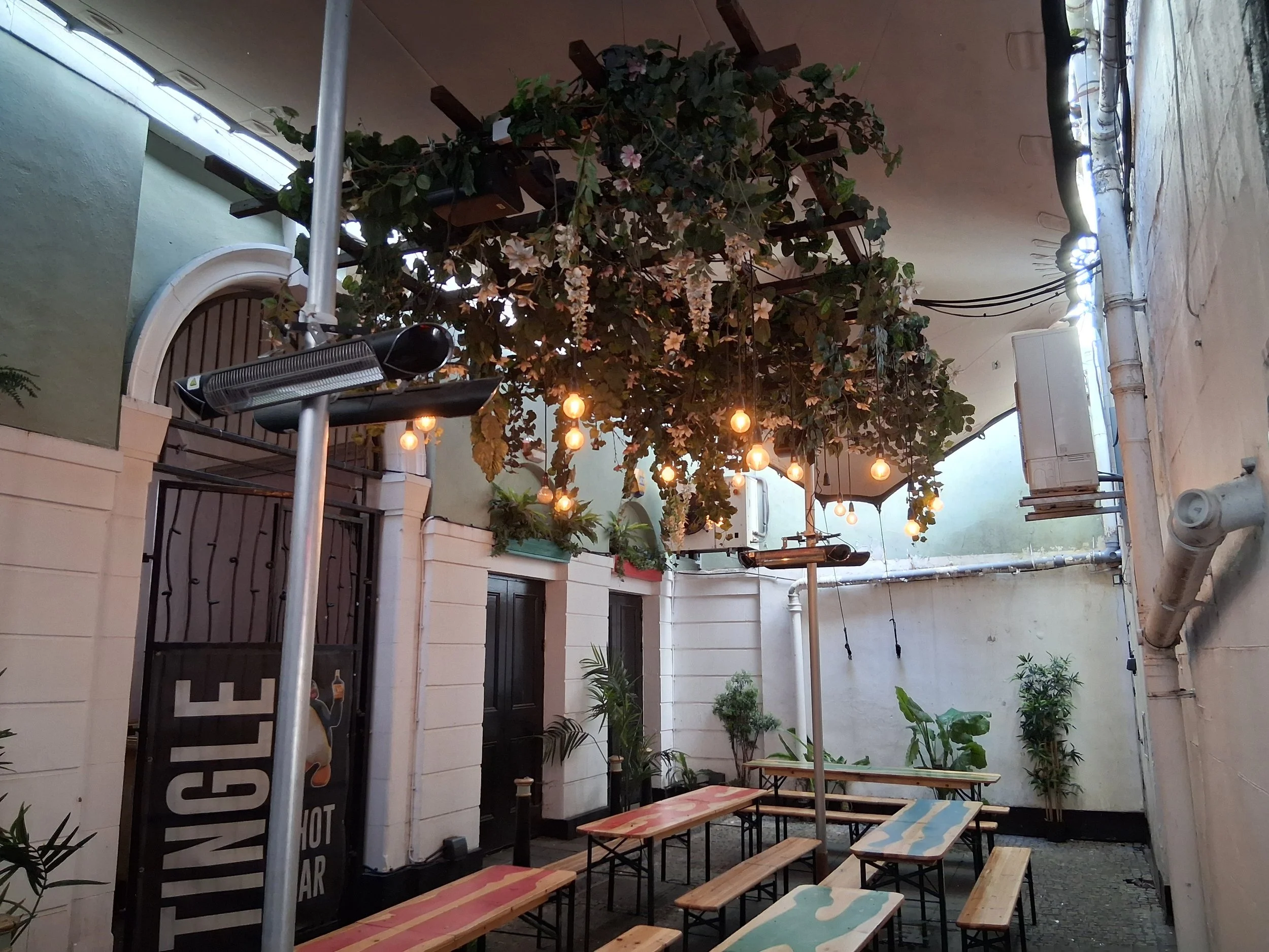 Tingle Bar, Glasgow - courtyard
