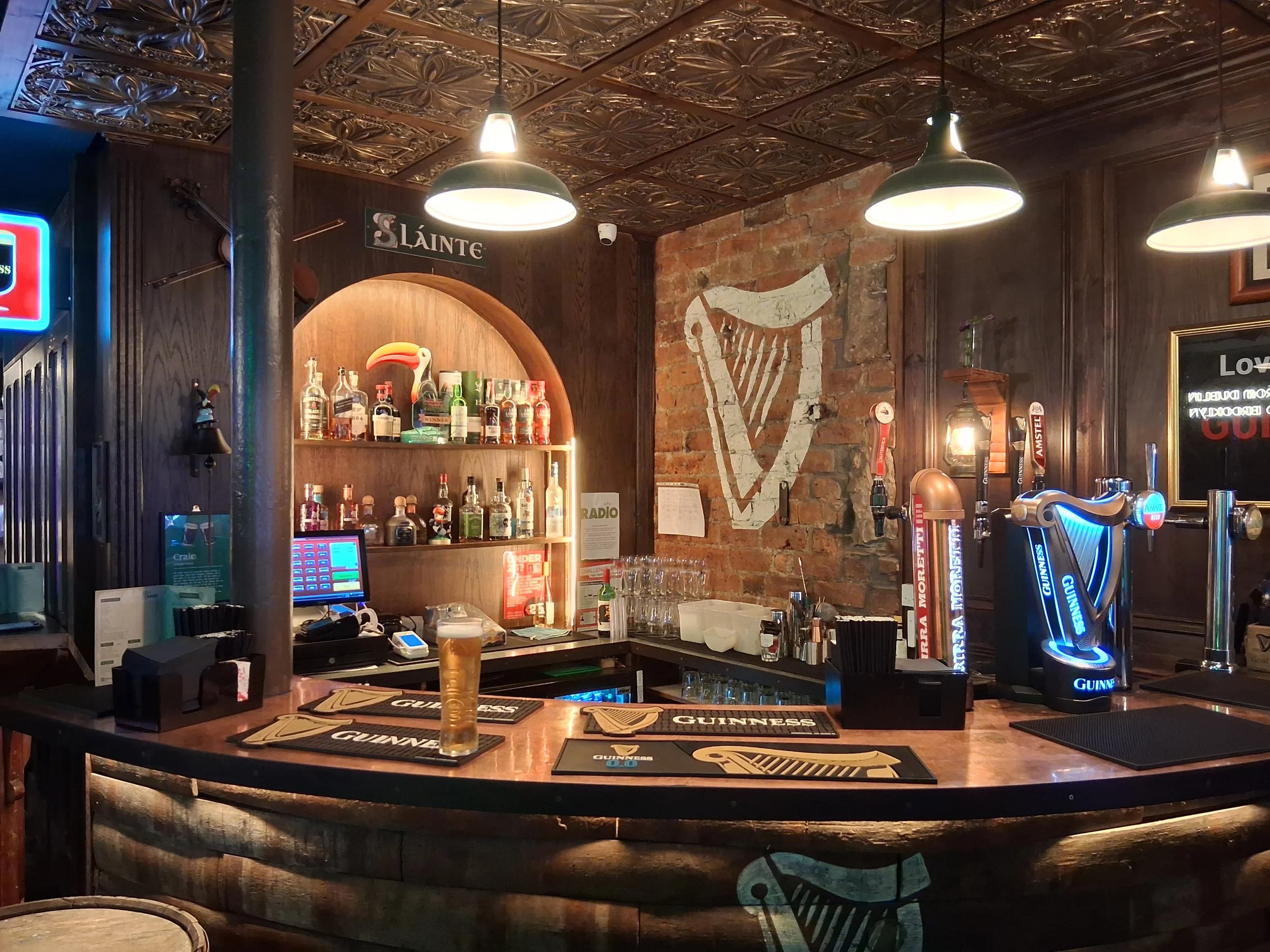 Radio, Glasgow, cosy front bar