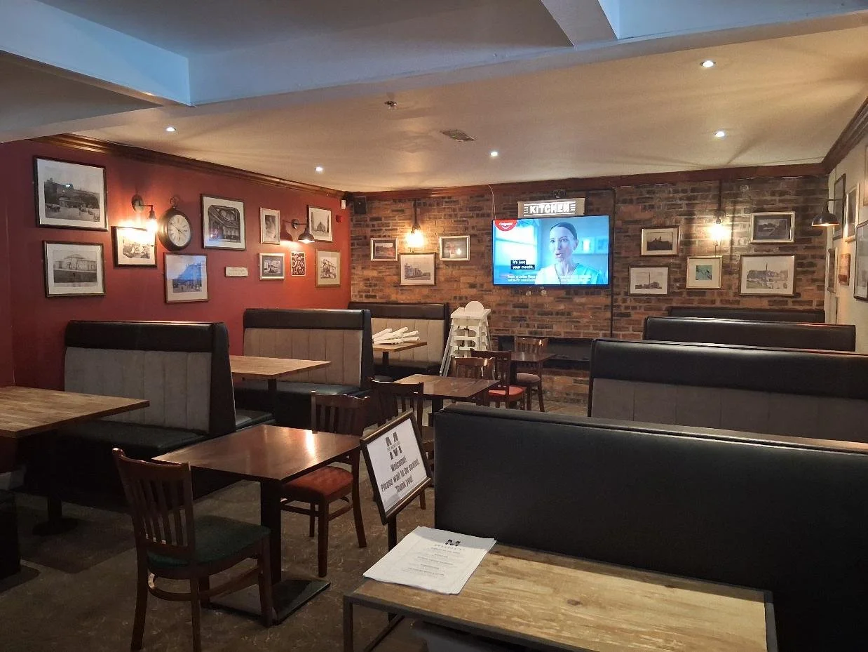 The Montford, Glasgow - booths down either side 