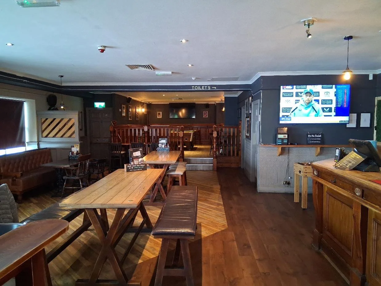 The Beechwood, Glasgow - down left side to pool table
