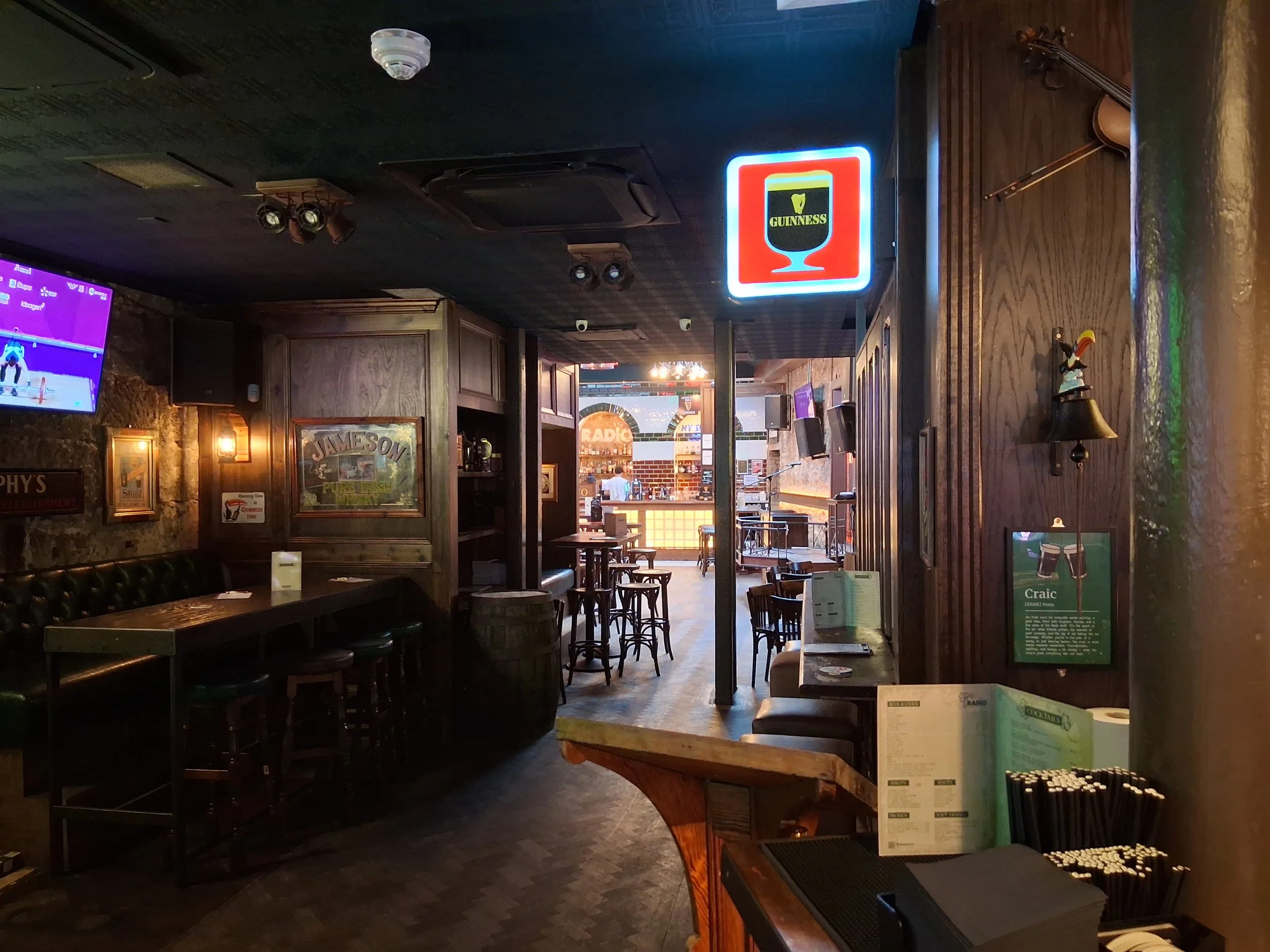 Radio, Glasgow,  front barlooking to main bar