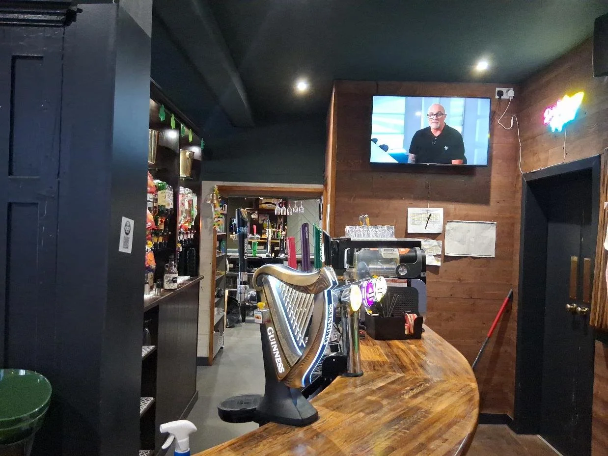 The Tavern Bar, Glasgow - servery curling furtehr around and connecting to lounge