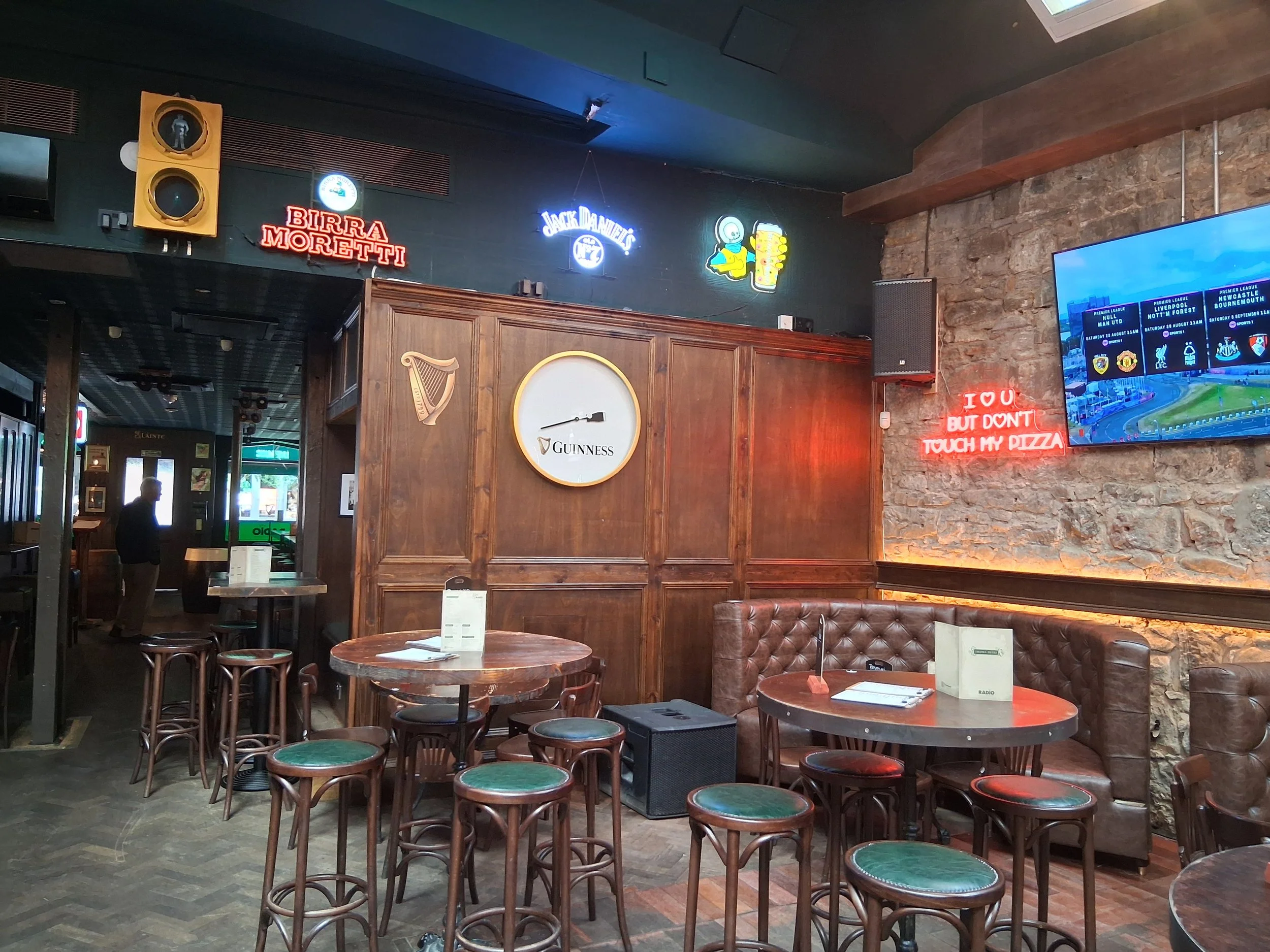 Radio, Glasgow, main back bar