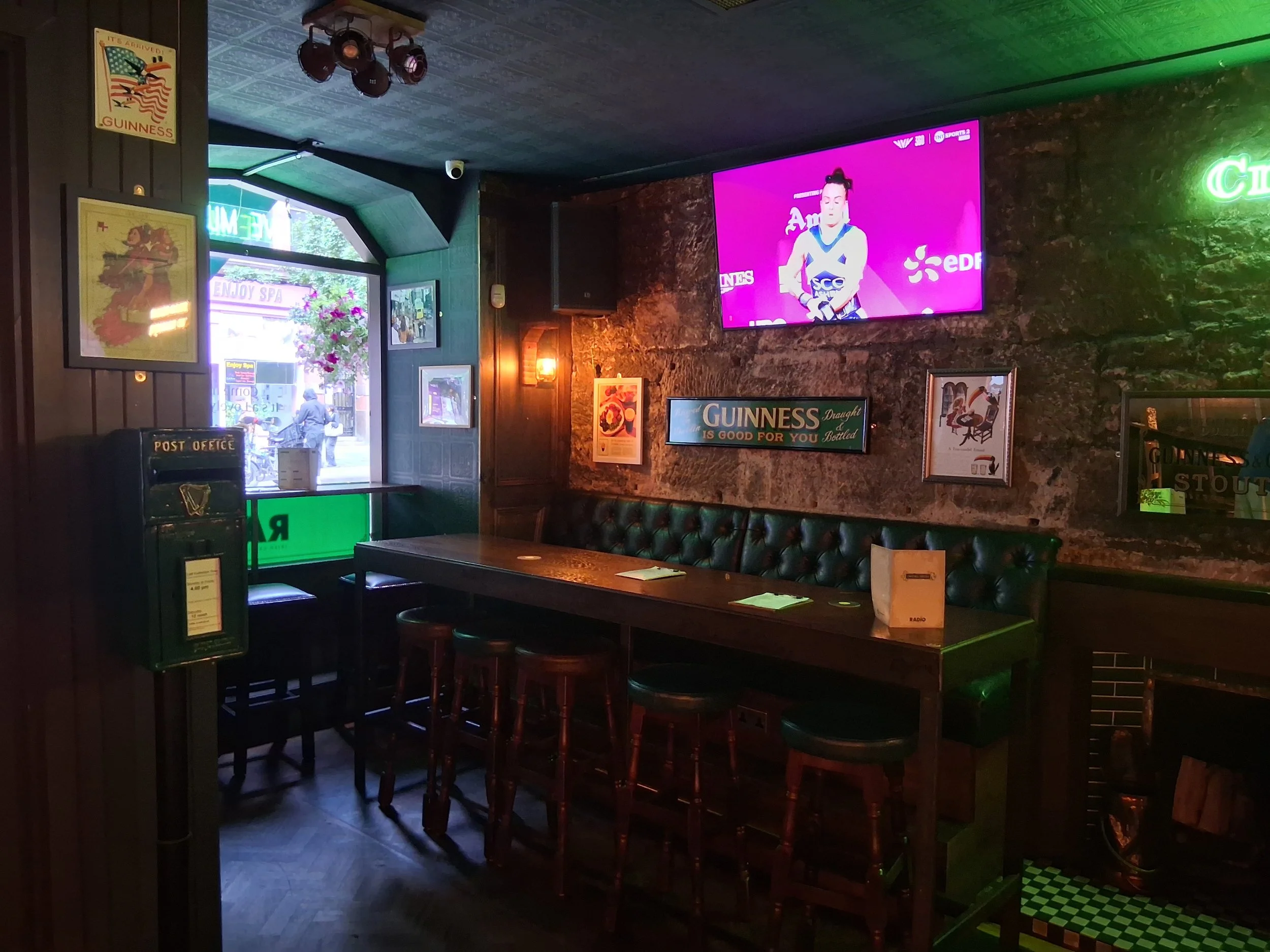 Radio, Glasgow, cosy front bar