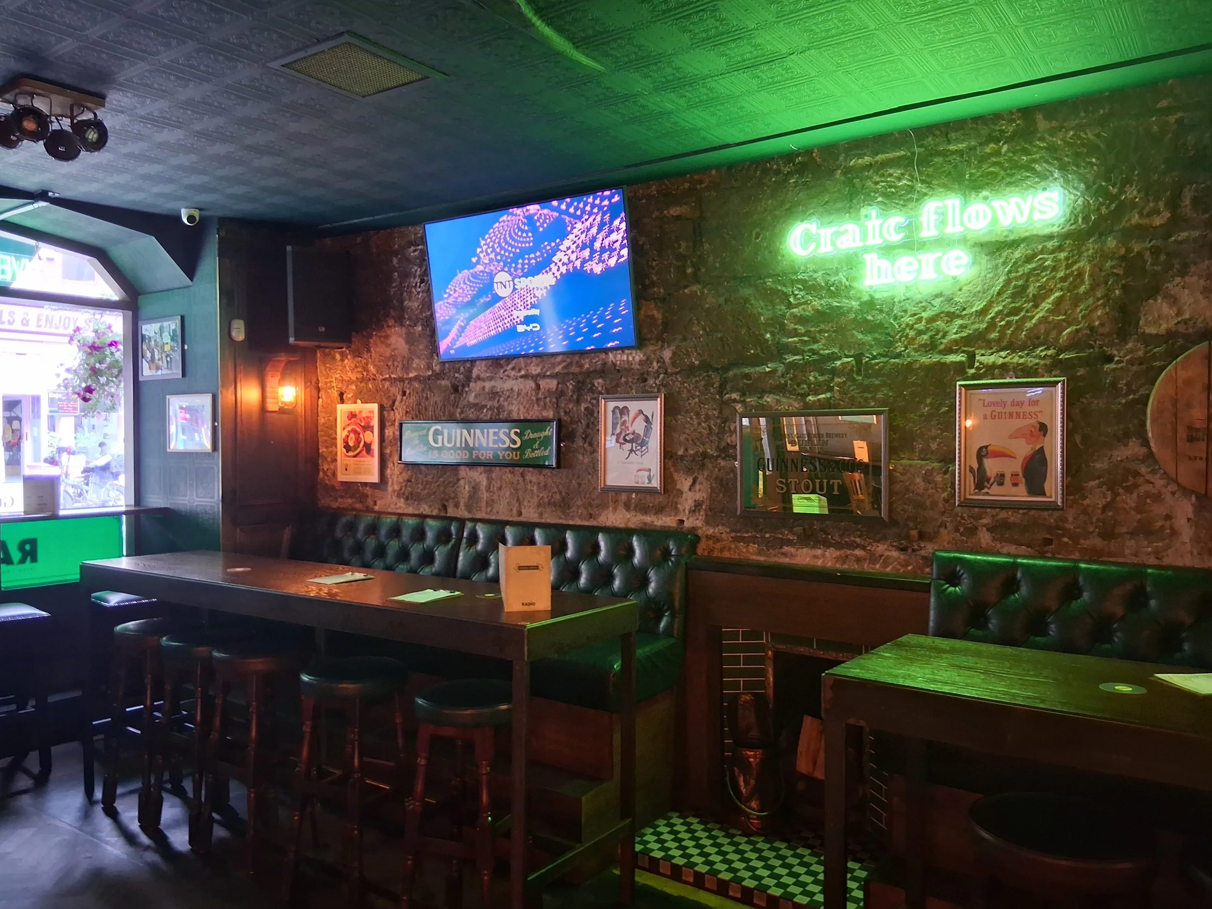 Radio, Glasgow, cosy front bar