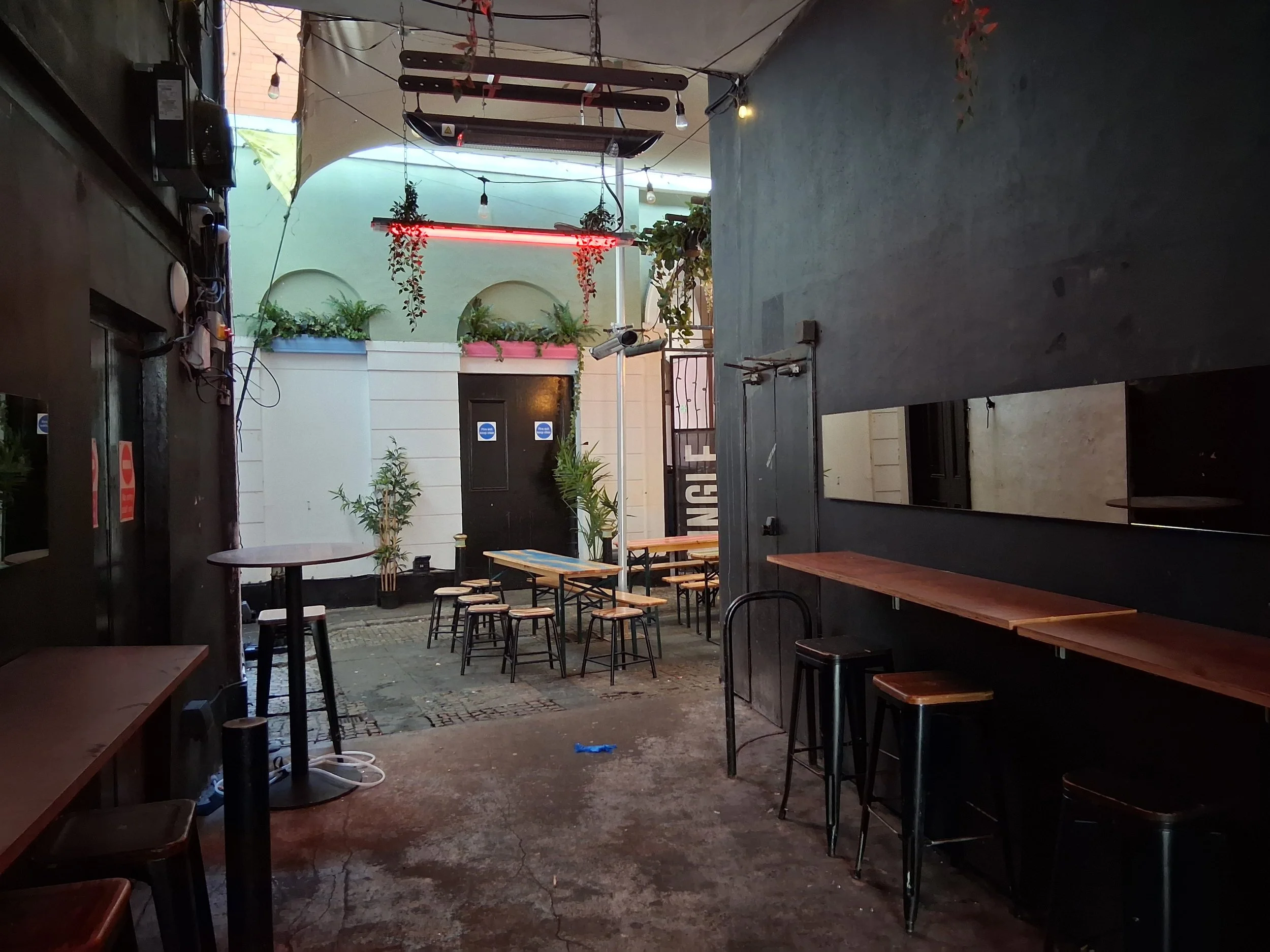 Tingle Bar, Glasgow - alley to courtyard