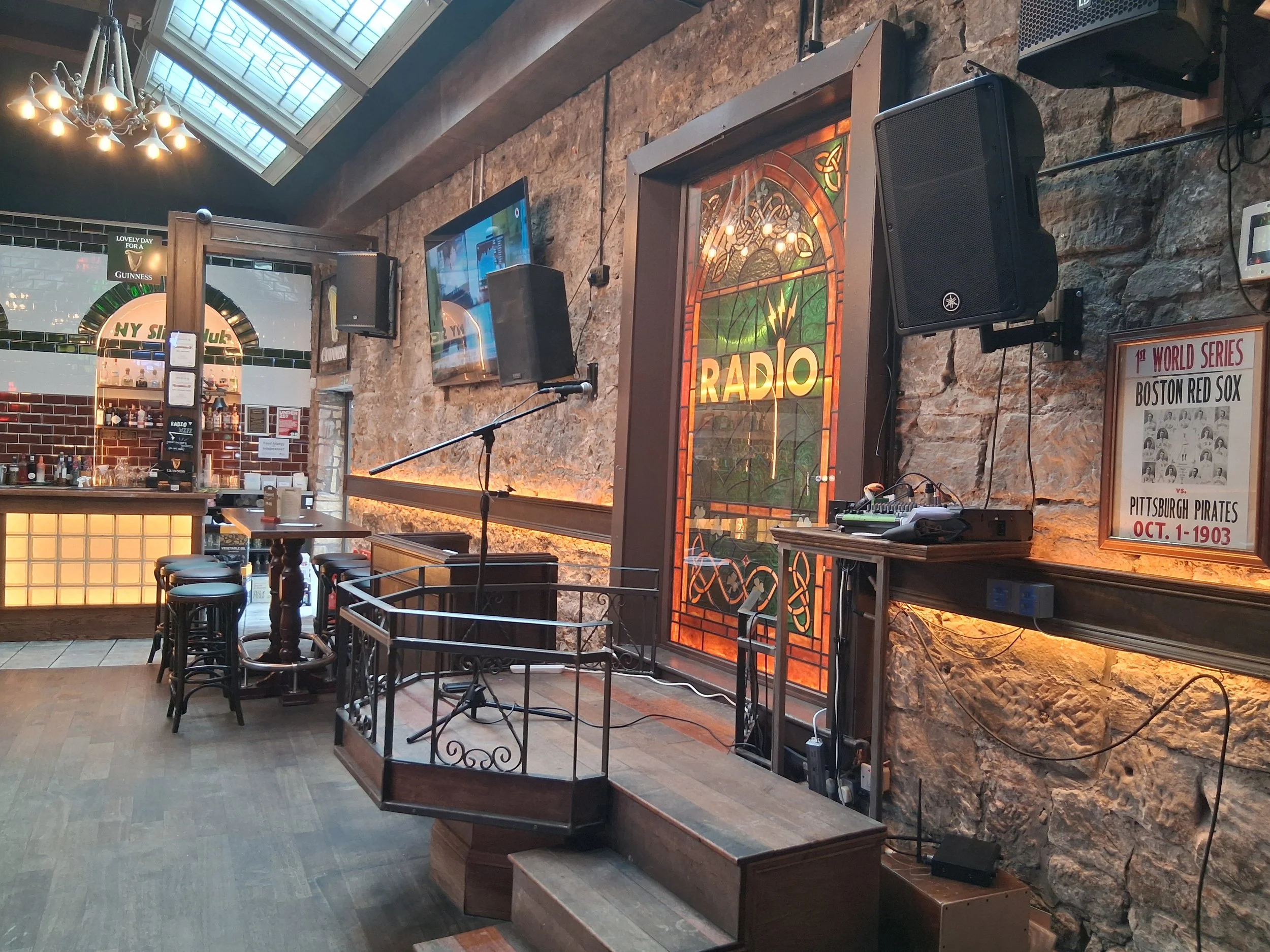 Radio, Glasgow, main back bar performance area