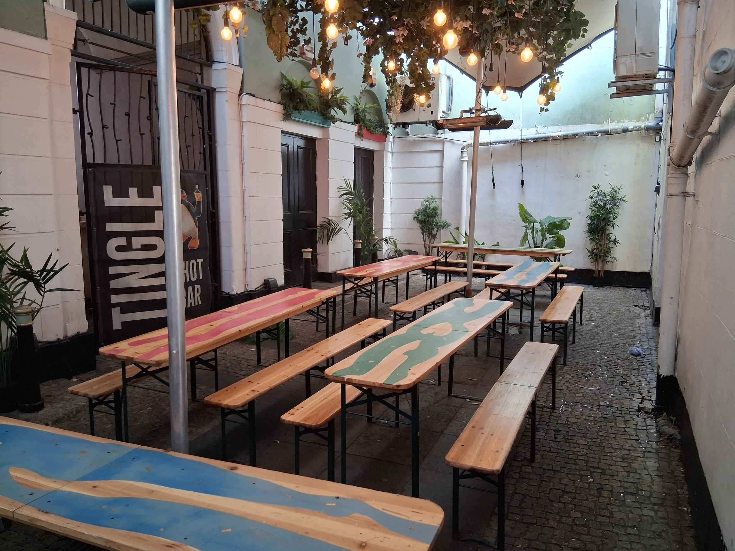 Tingle Bar, Glasgow - courtyard