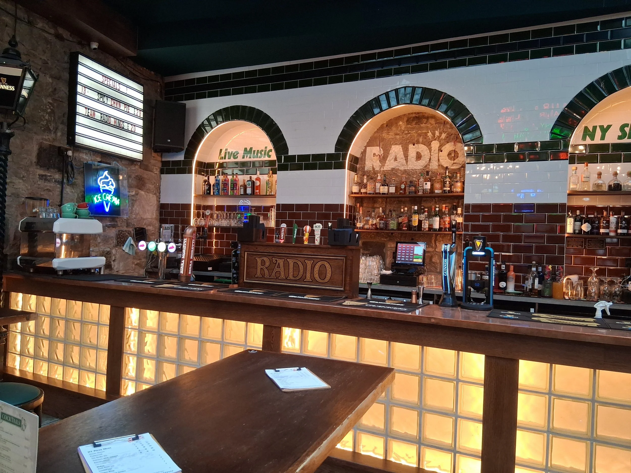 Radio, Glasgow, main back bar