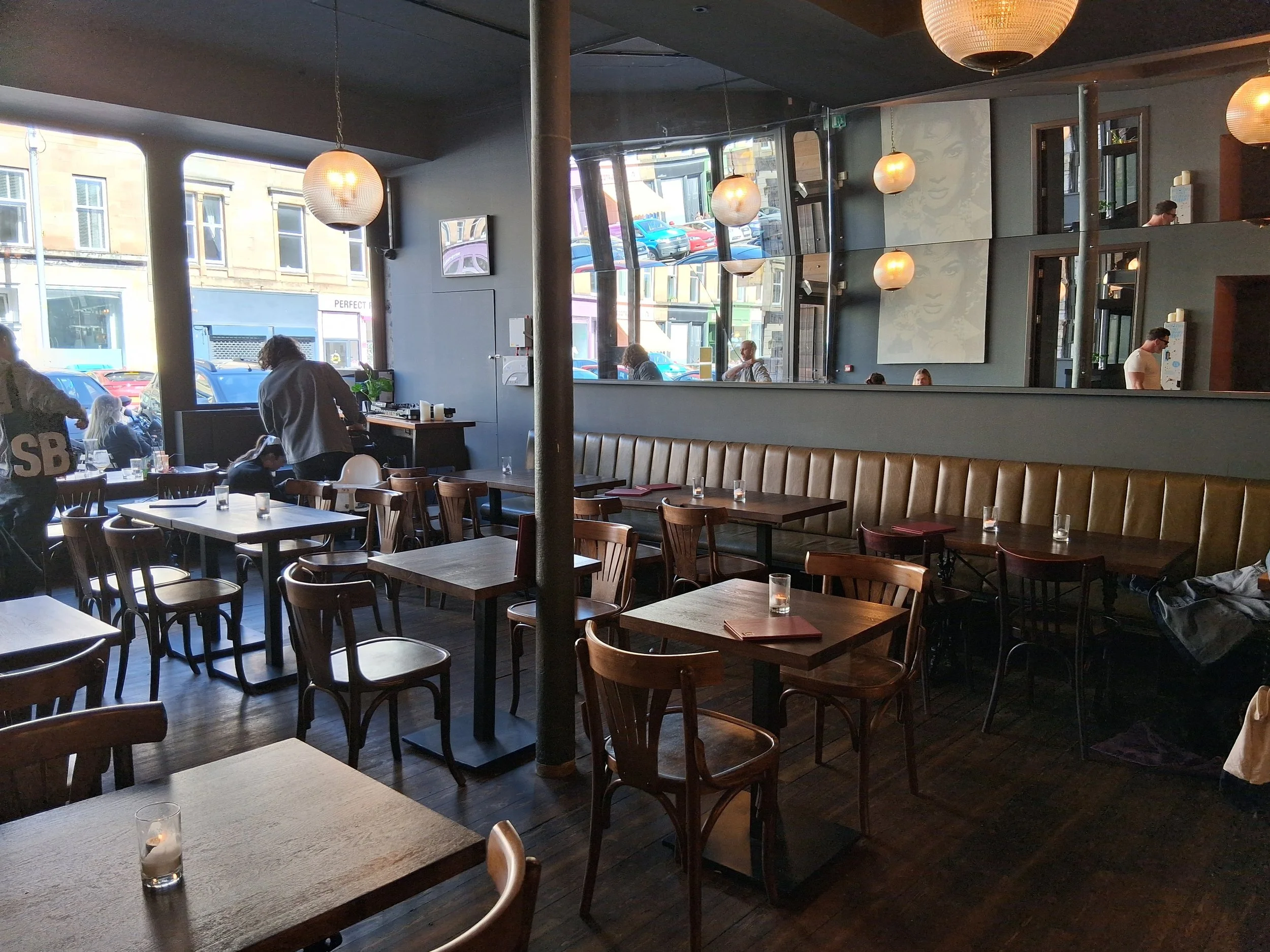 Tabacs, Queens Park, Glasgow - centre of room