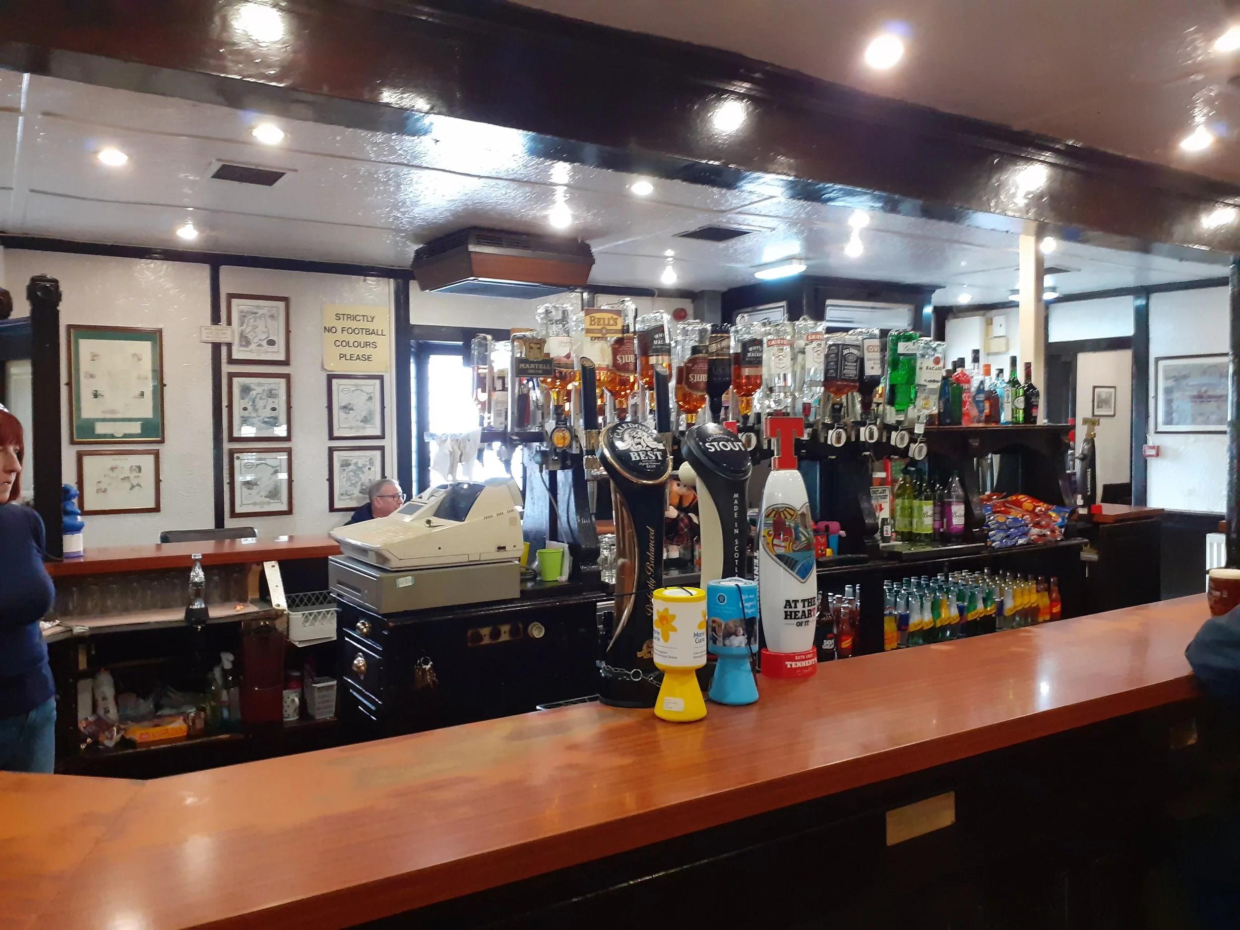 The Railway Tavern, Shettleston - - servery at front just round from door