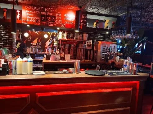 Thuderdog, Glasgow - left side servery