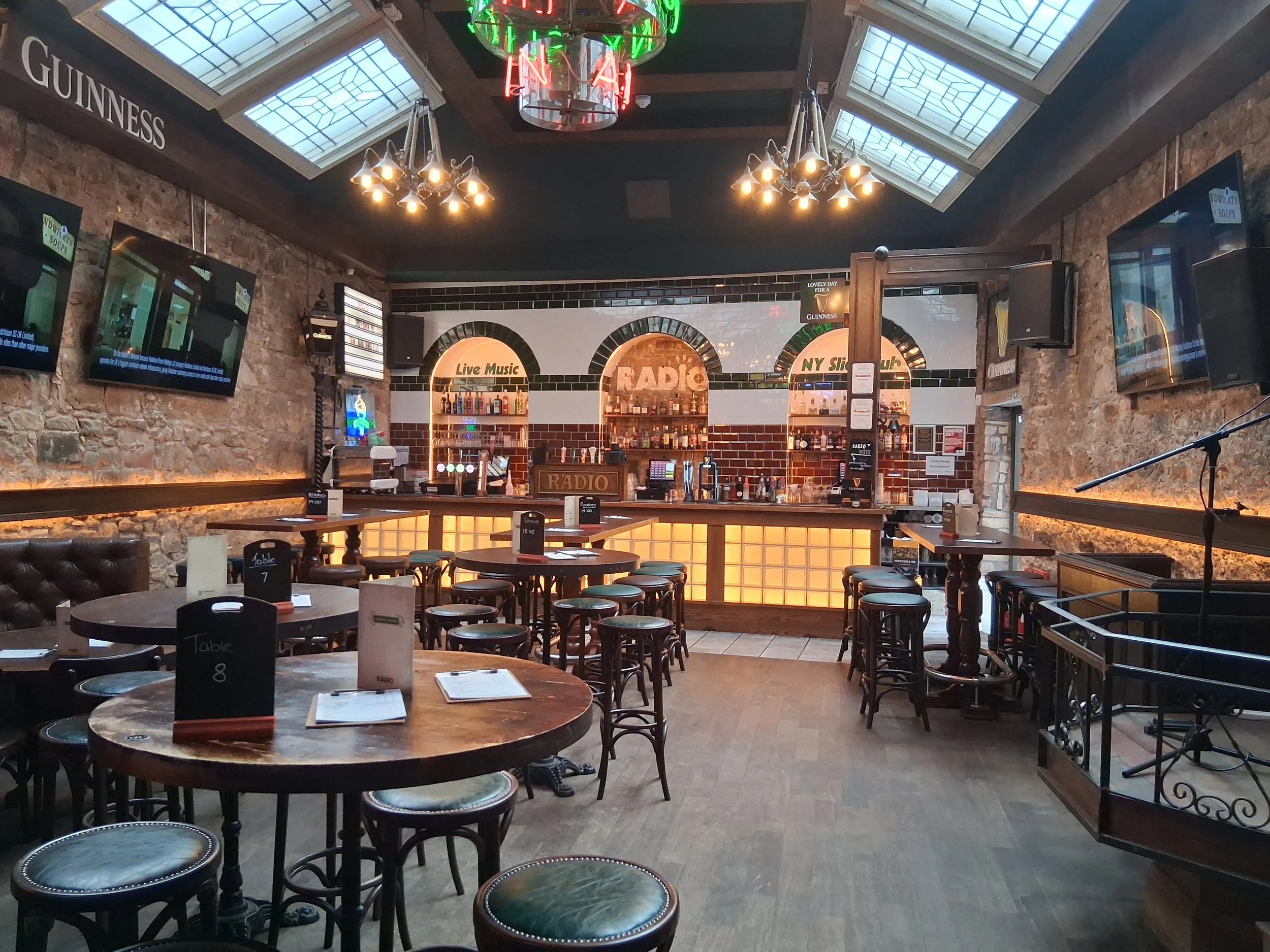 Radio, Glasgow, main back bar