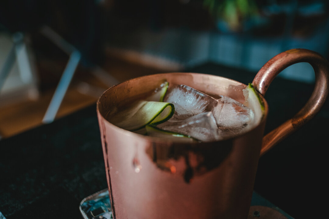 The combination of vodka, spicy ginger beer, and lime is ideal to start of a Saturday night! Can't go wrong with a classic :)​​​​​​​​
​​​​​​​​
#mixology #cocktails #cocktailkits #alcohol #boston #bar #bostonbar #happyhour #virtualhappyhour #bartender