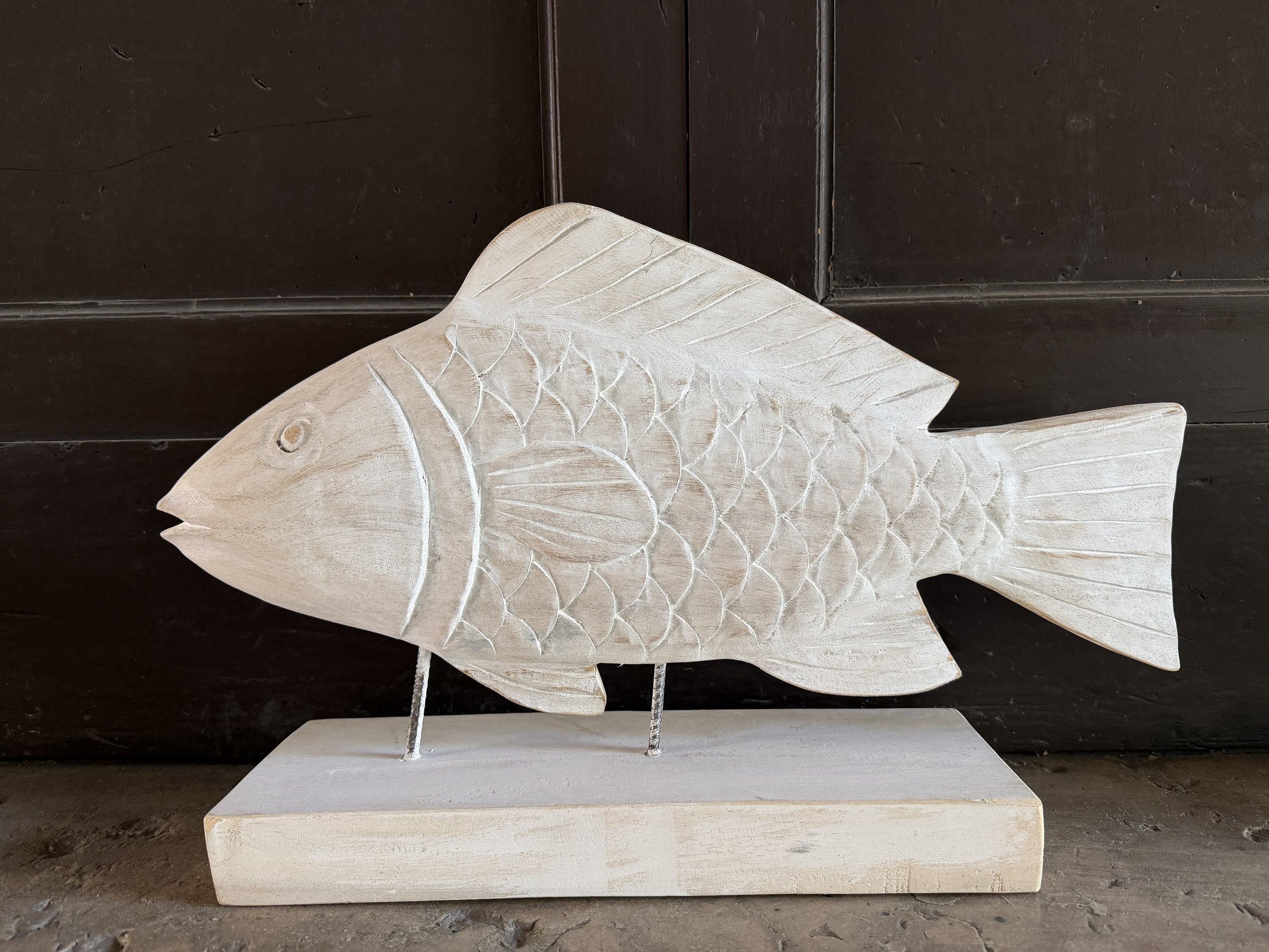 Pesce in legno bianco