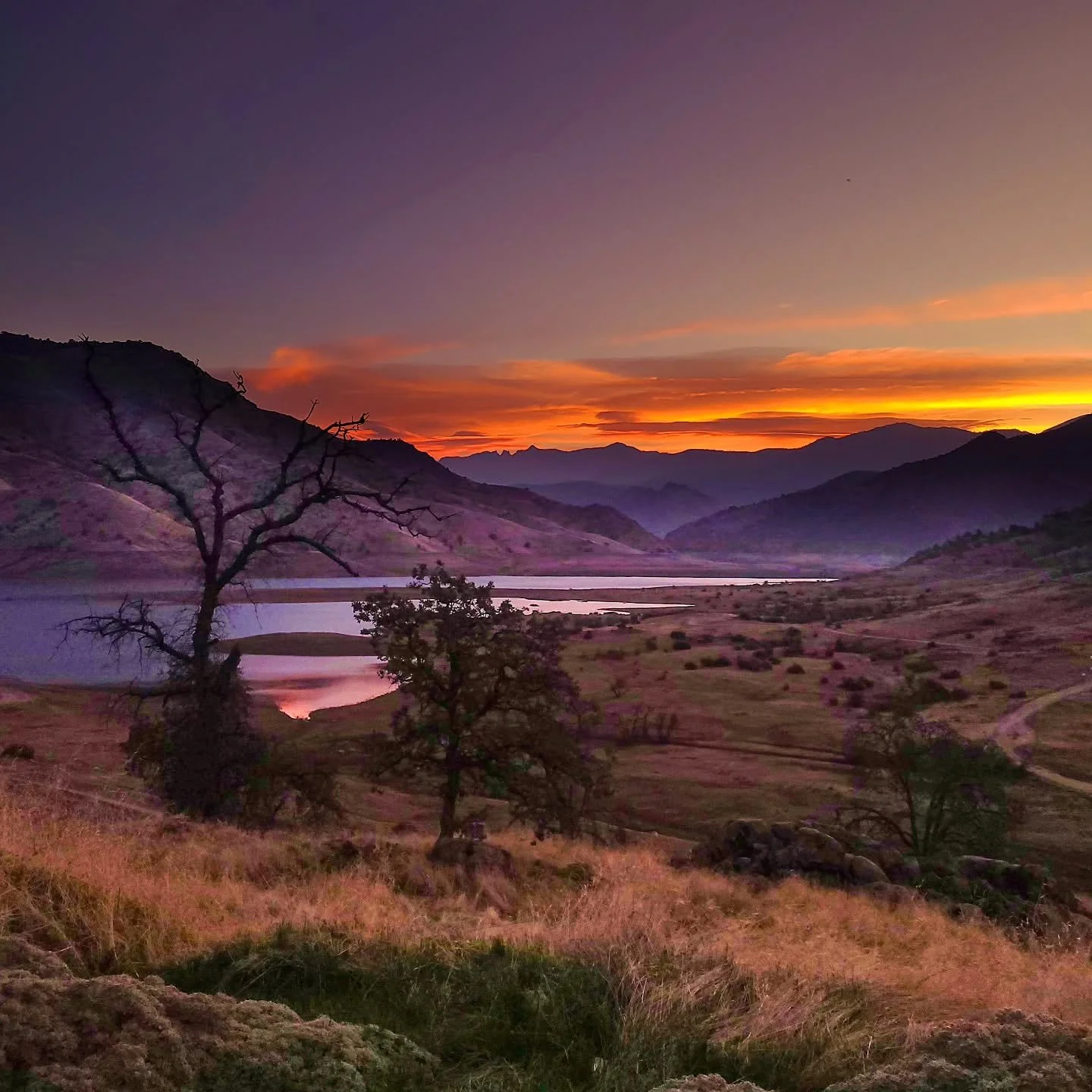 📍Kaweah Lake Recreation Area, Lemon Cove CA, sunrise

🌄 This is a quick edit of a photo made with my Galaxy S20 just to say, &quot;Hello!&quot; and provide a glimpse of why I've been avoiding screen time after work

🍂 For fall foliage this year, s