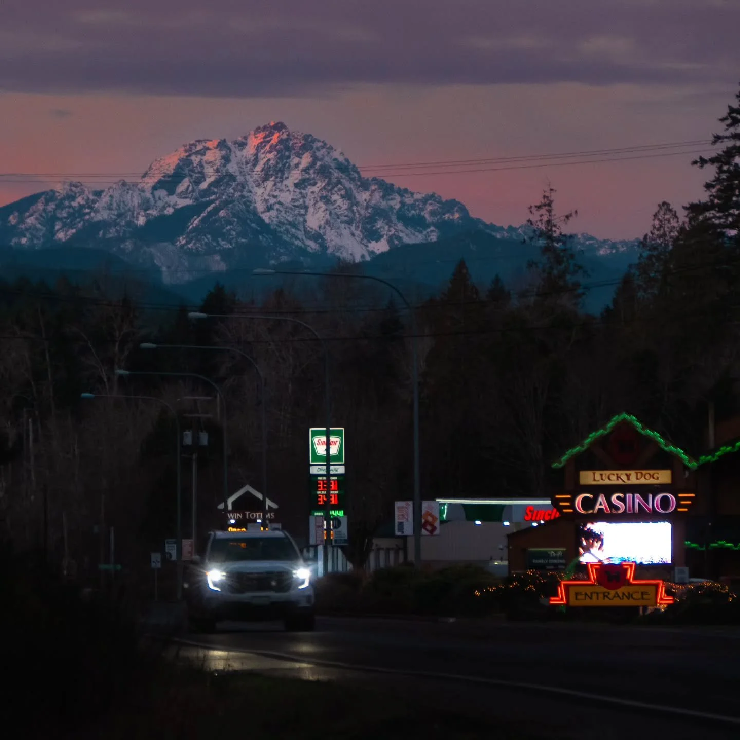 🗻 Mount Walker reigns over Quilcene under indigo skies as night falls
.
.
.
.
.
.
#scenicwa
#olympicpenisula
#nightgram
#pnwdiscovered