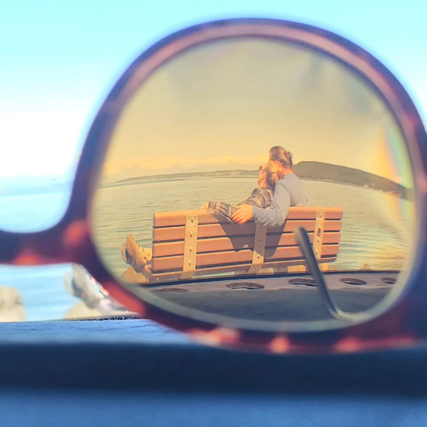 💙 This couple vibing on a bay on the Strait of Juan de Fuca

💙 It's just that kind of Sunday

💙 Warm sun. Cool breeze. Gentle waves 

💙 Nothing else matters

#candidshots
#candidmoment
#clallamcounty