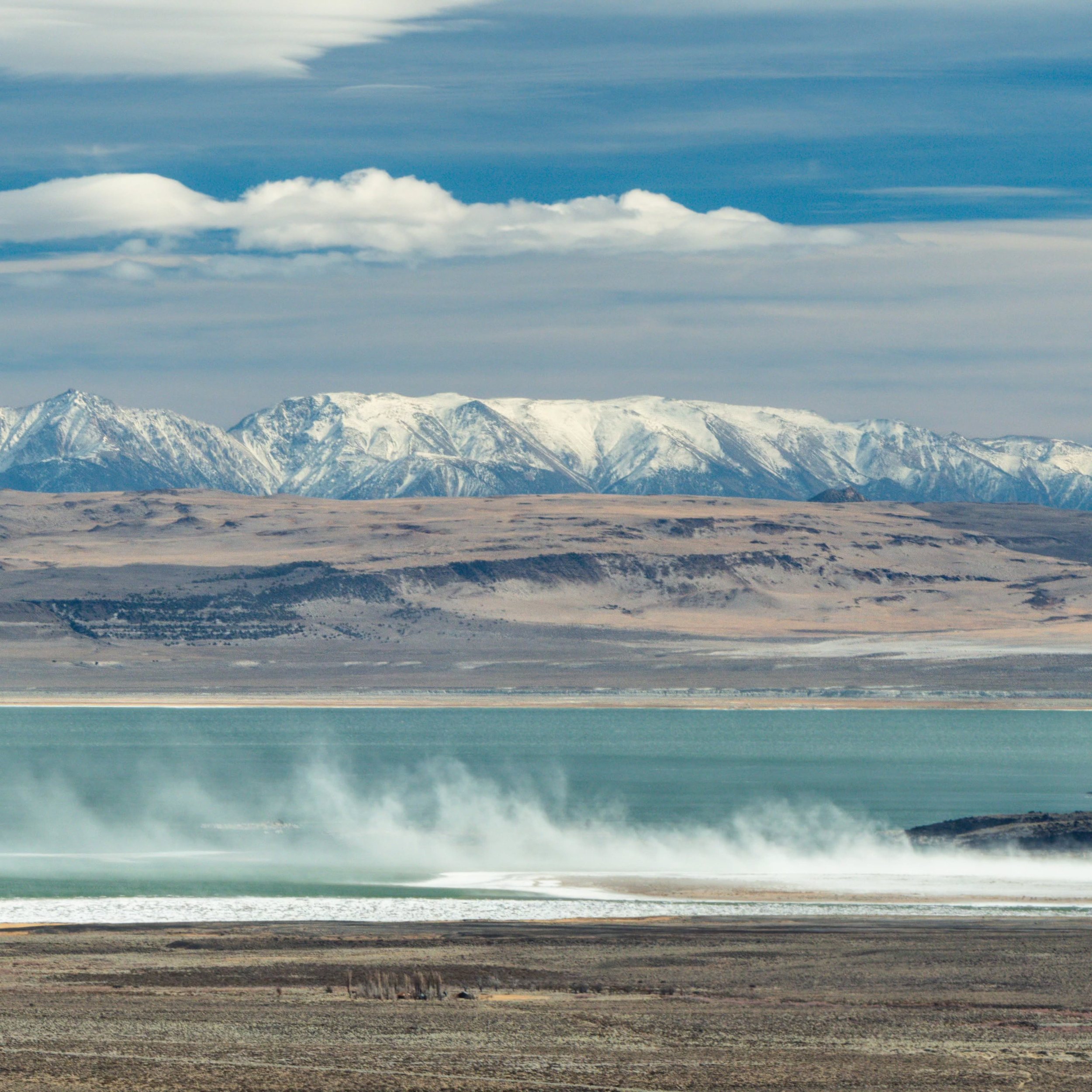 📍Mono Lake in California's Eastern Sierra Nevada Mountains. One of the oldest lakes in the western hemisphere

🤯 Estimated to be  between 750,000 and 1 million years old 

💨 It's a saline soda lake (high alkaline and salty). On this windy day,  th