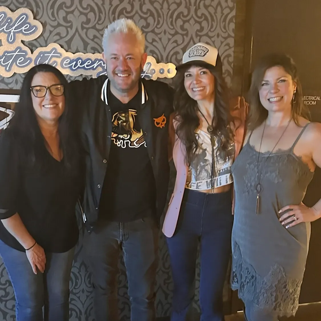 special guests Chet Roberts and Raelyn Nelson with Courtney and Amy Don Billings.