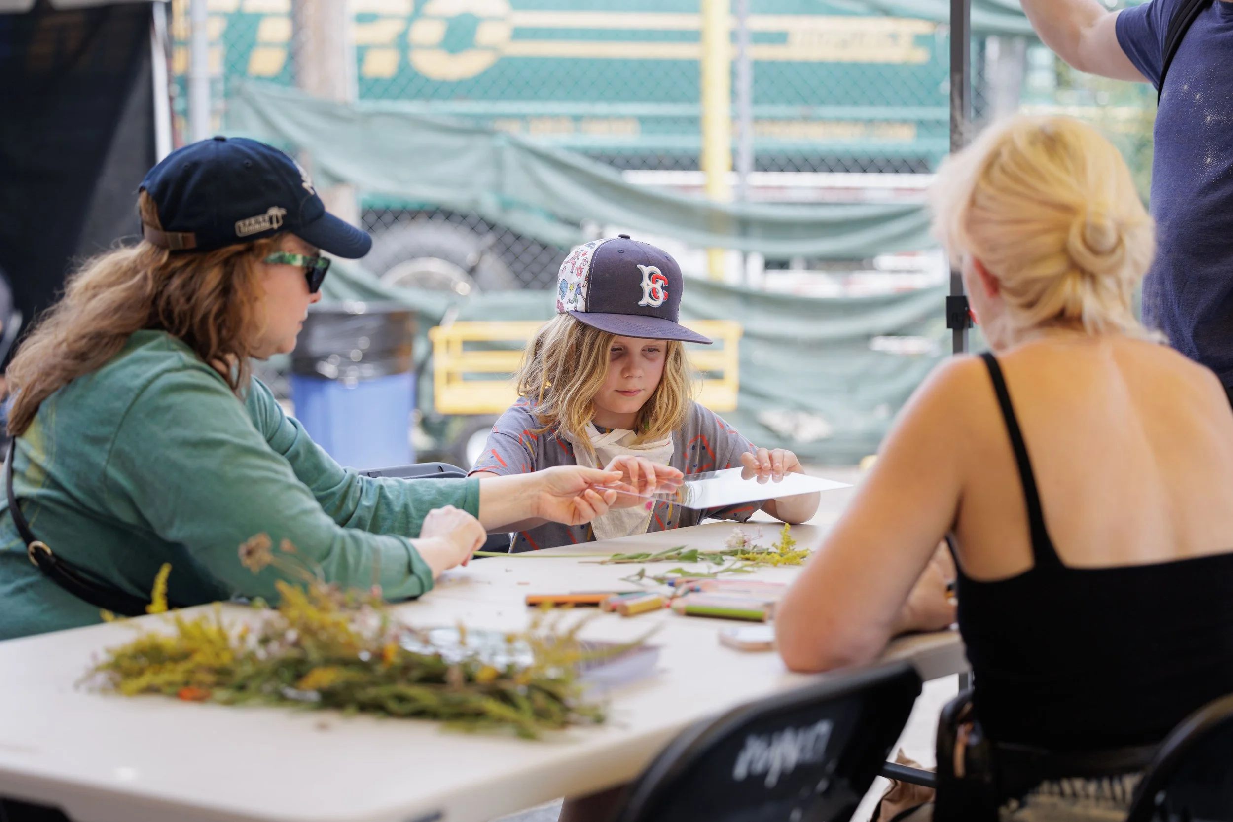 Asia Sztencel – Tracing the Wild Garden Workshop, Kingsland Wildflower Festival, 2025. Photo: Tao Ho