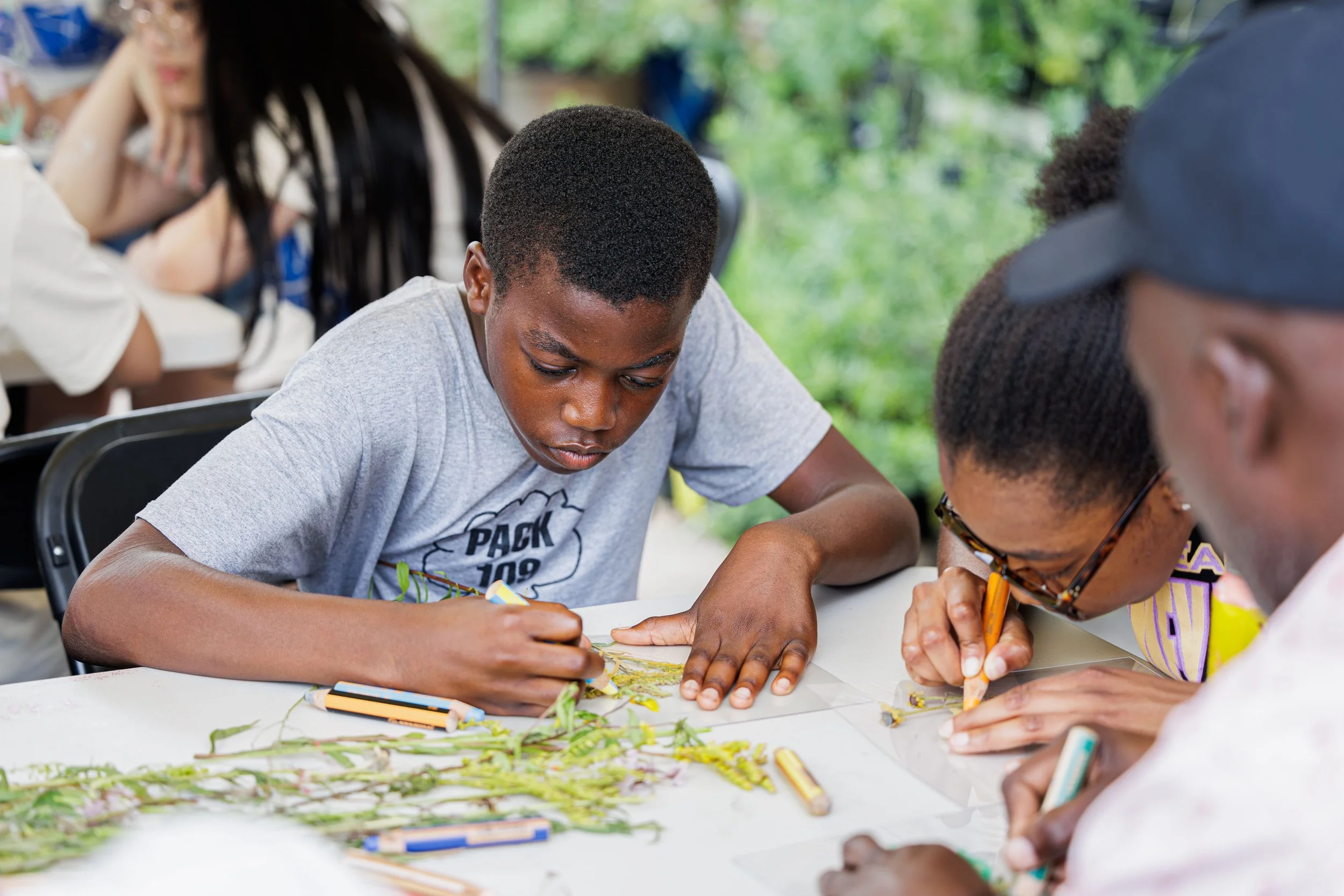 Asia Sztencel – Tracing the Wild Garden Workshop, Kingsland Wildflower Festival, 2025. Photo: Tao Ho