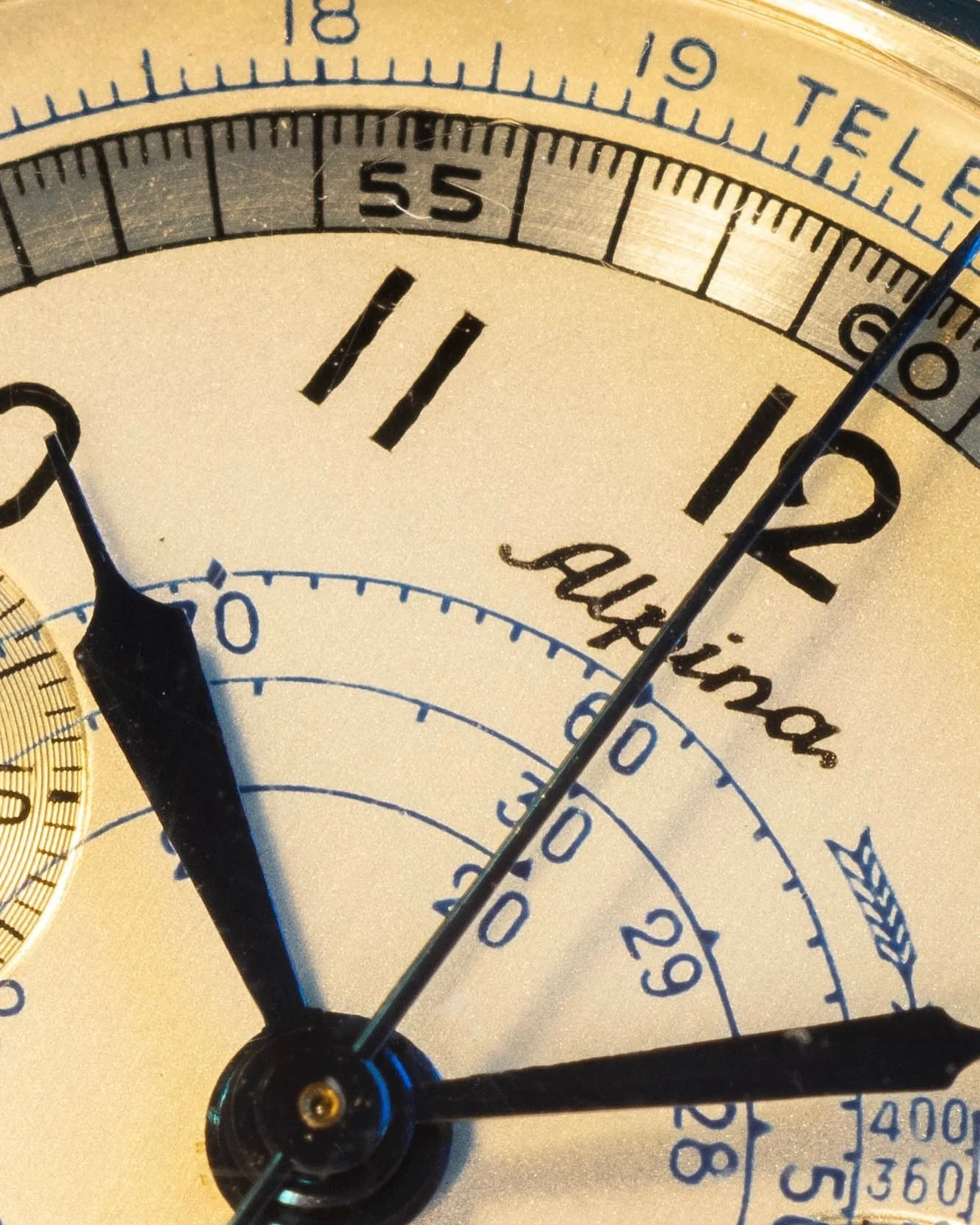 [Mirror Tracks 🪞] If I had to choose a favorite dial color, it would probably be glossy black. But some out-of-this-world details&mdash;often found on white and grey dials&mdash;might just change my mind.

One particularly feature is the mirror trac