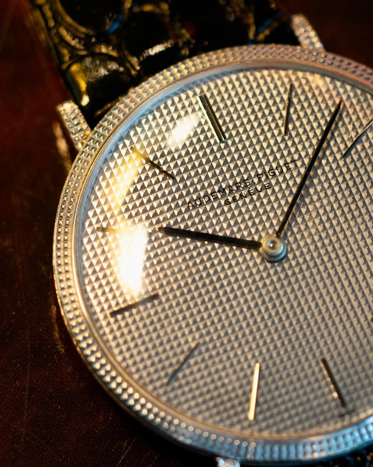 [Dirty Little Elegance🫦] We&rsquo;ve grown used to hype watches that shout from across the room. You can spot them from a mile away. Distinct cases, bracelets, bezels, big logos, and prominent dials colors.

But it wasn&rsquo;t always like this.

Th