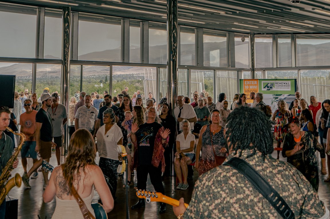 crowd2.jpg