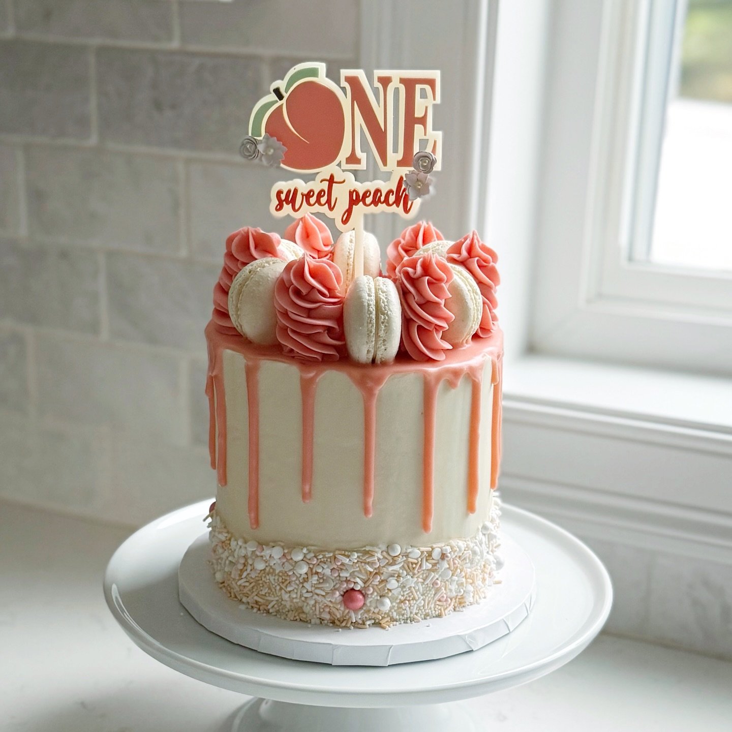 One sweet peach 🌼🍑🤍

Macarons from the best of the best @sweetnessandhoney 
Cake topper from the amazing @shrhdesigns