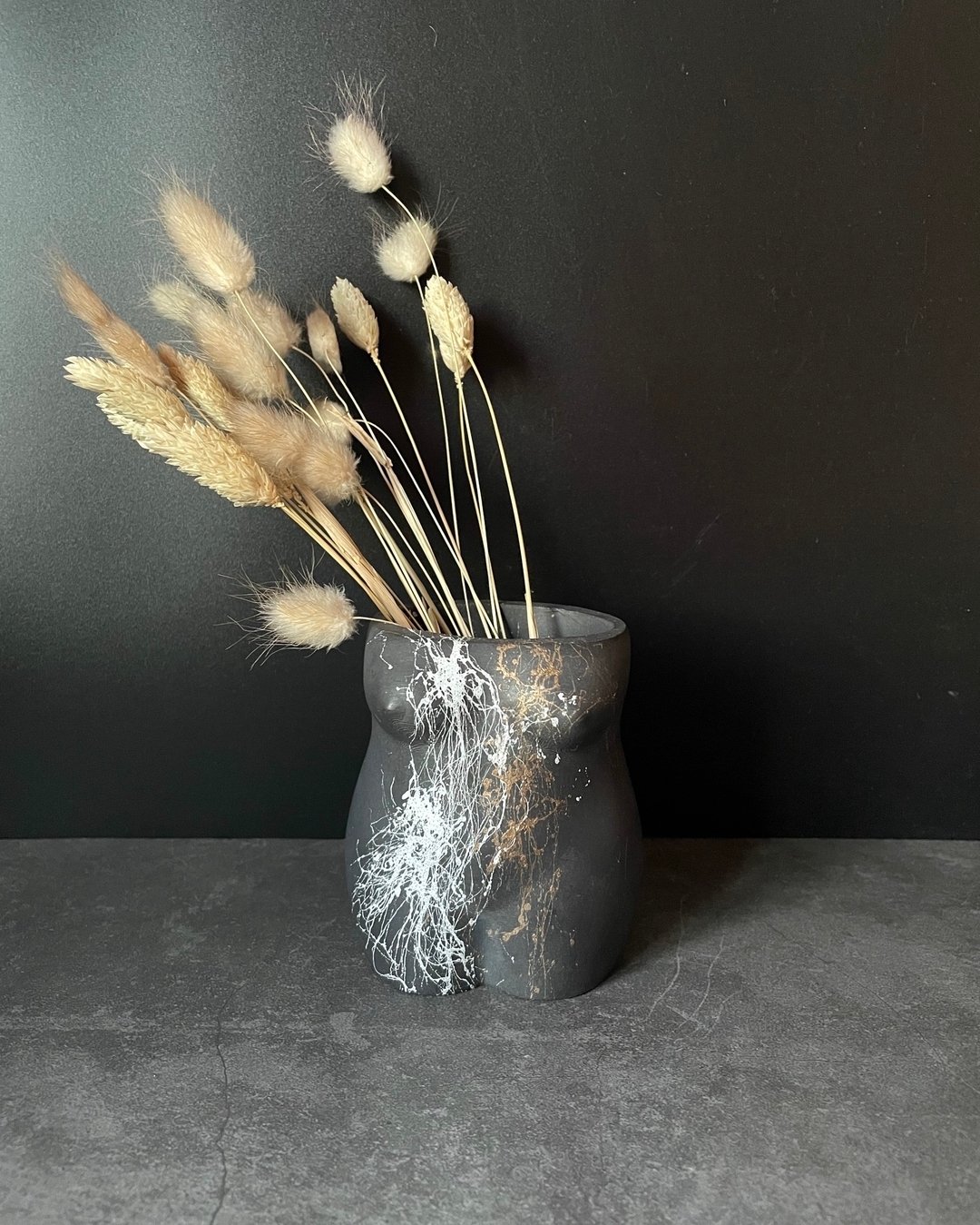 🖤Our Female Body Vase is a work of art, lovingly moulded and hand-sprayed for a finish that ensures each piece is truly one-of-a-kind. 👩🏽&zwj;🎨

𝙎 𝙃 𝙊 𝙋 | 𝙬𝙬𝙬.𝙢𝙖𝙪𝙧𝙚𝙚𝙣𝙡𝙪𝙭𝙚𝙨𝙩𝙪𝙙𝙞𝙤.𝙘𝙤𝙢

#vase #homedecor #flowers #ceramics #