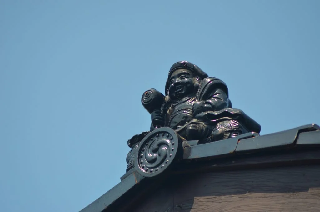 A quick glimpse of a passing temple © A. Harrison