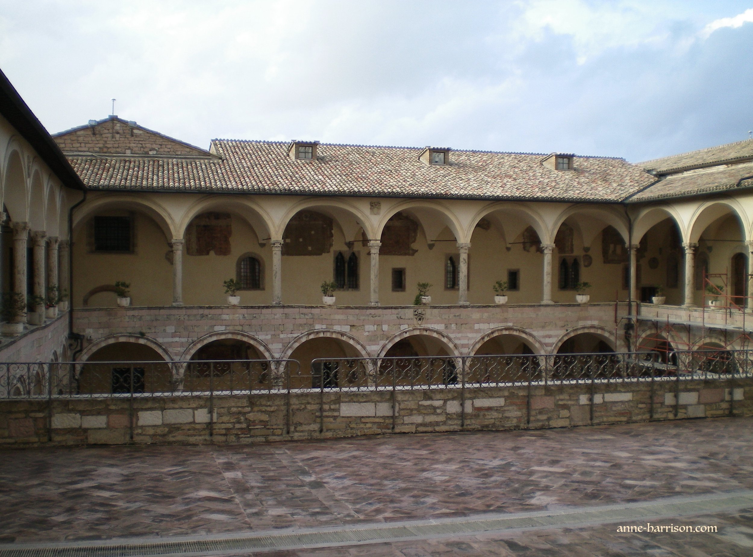 The upper courtyard of the Basilica © A. Harrison