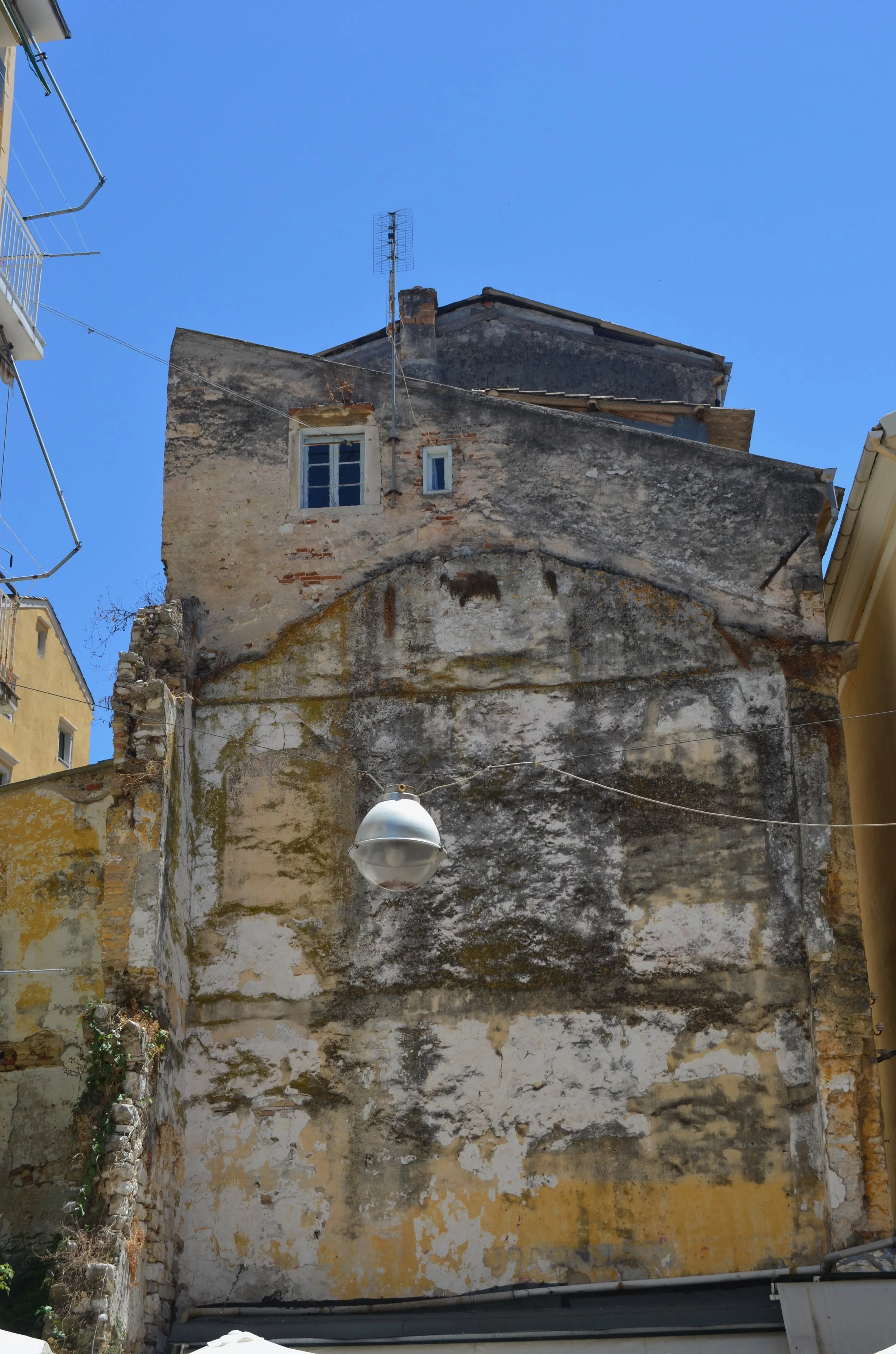  An apartment in Corfu, with it’s side wall exposed as the adjoining apartment has been demolished. parts of the walls of the other building remain. 